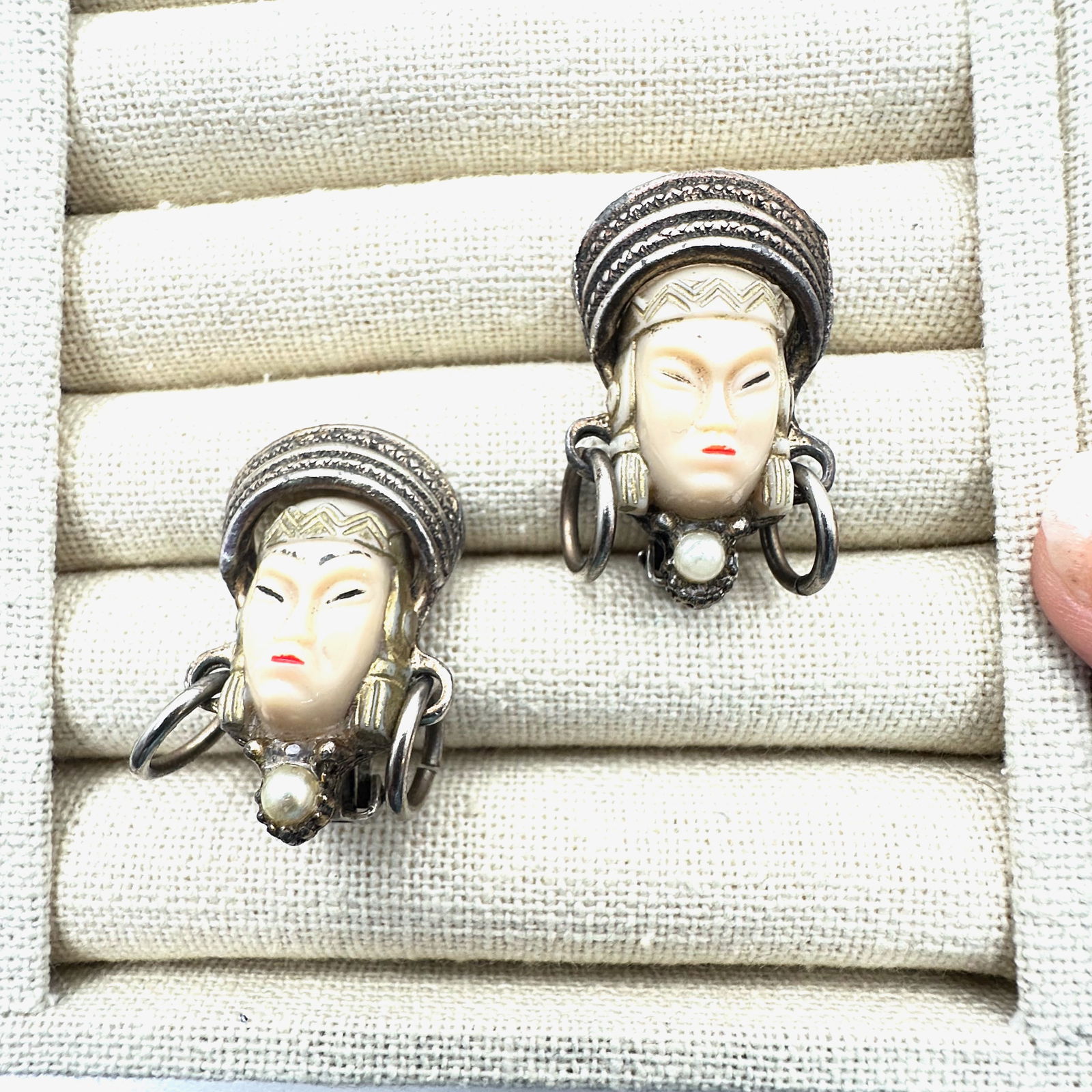 Vintage Selro Sellini Asian Princess Lucite Wide Gold Tone Clip Earrings: Vintage Selro Sellini Asian Princess Lucite Wide Gold Tone Clip Earrings