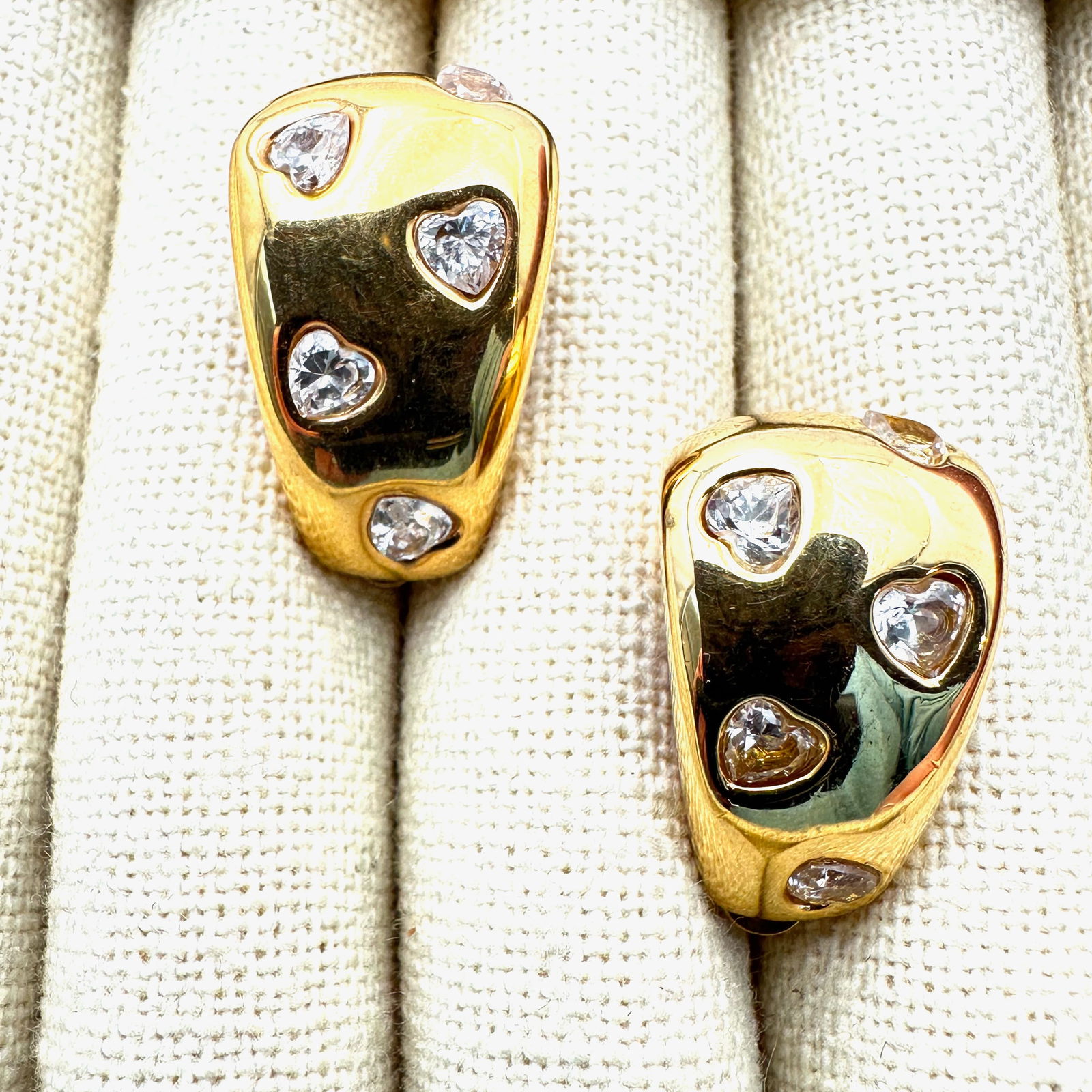 Vintage St. John Heart Crystal Gold Tone Clip Earrings 1 Inch: Vintage St. John Heart Crystal Gold Tone Clip Earrings 1 Inch