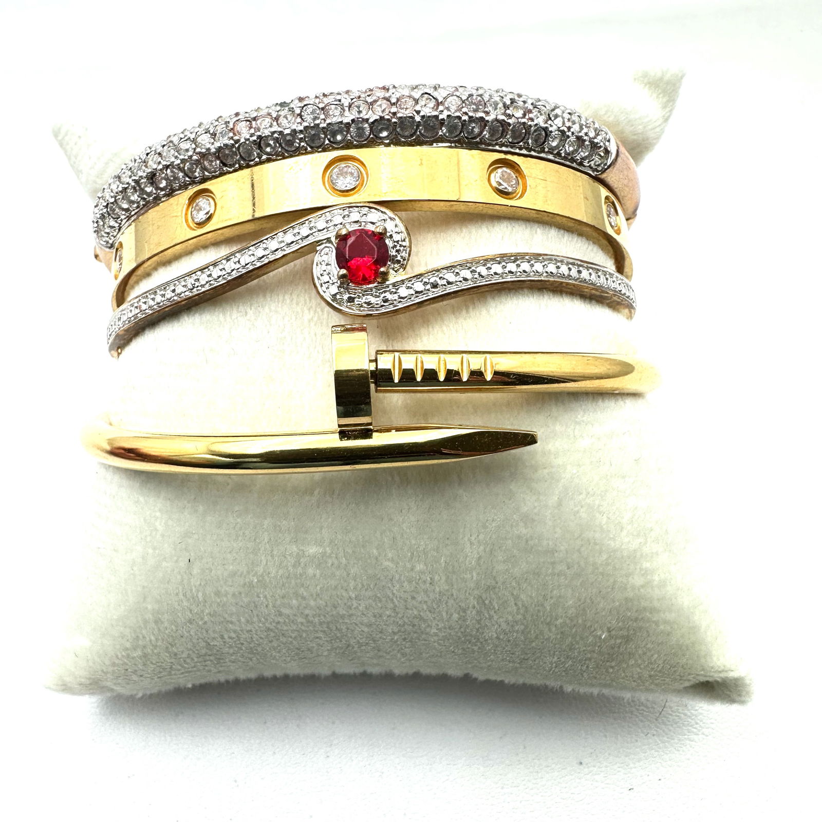 Vintage Jewelry Group Gold Tone Bracelets Stackable (1 of 2)