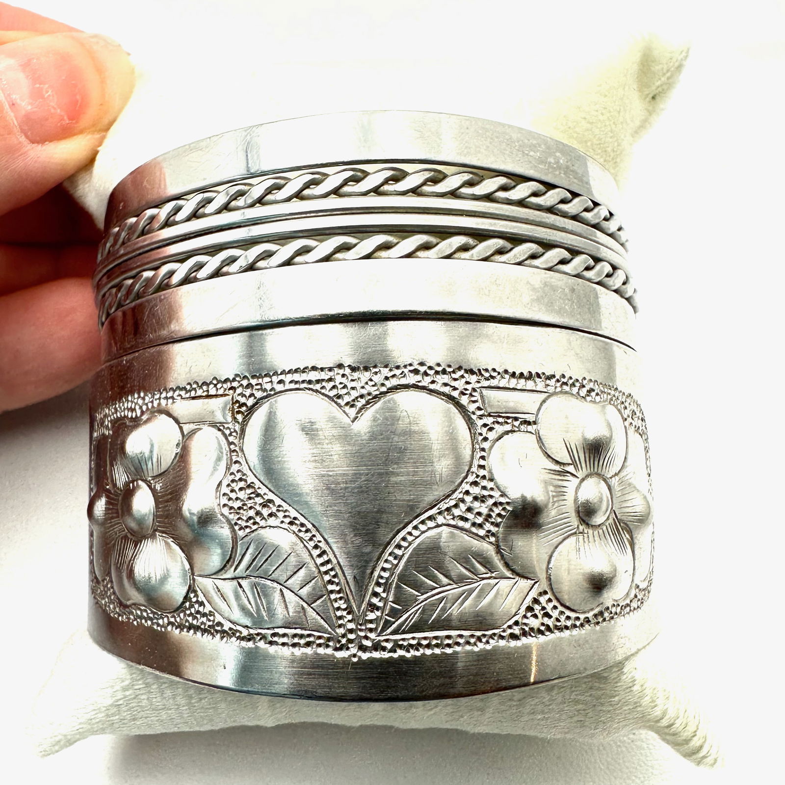 Vintage Jewelry Group Silver Tone Cuff Bracelets (1 of 2)