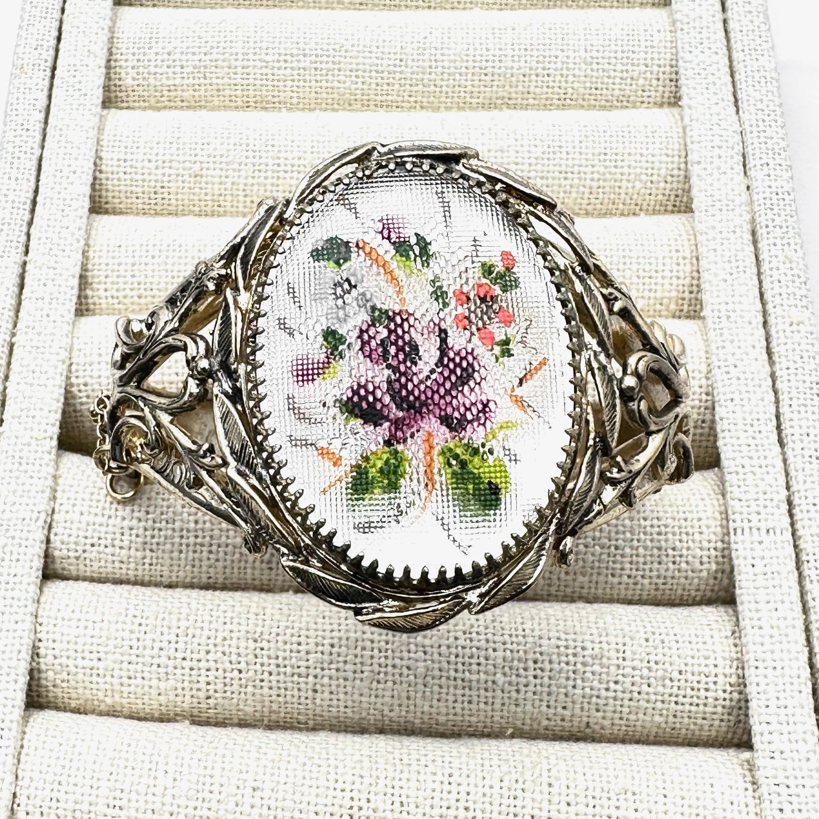 Vintage Unsigned Whiting and Davis Gold Tone Hinged Bangle Bracelet 7 Inch (1 of 2)