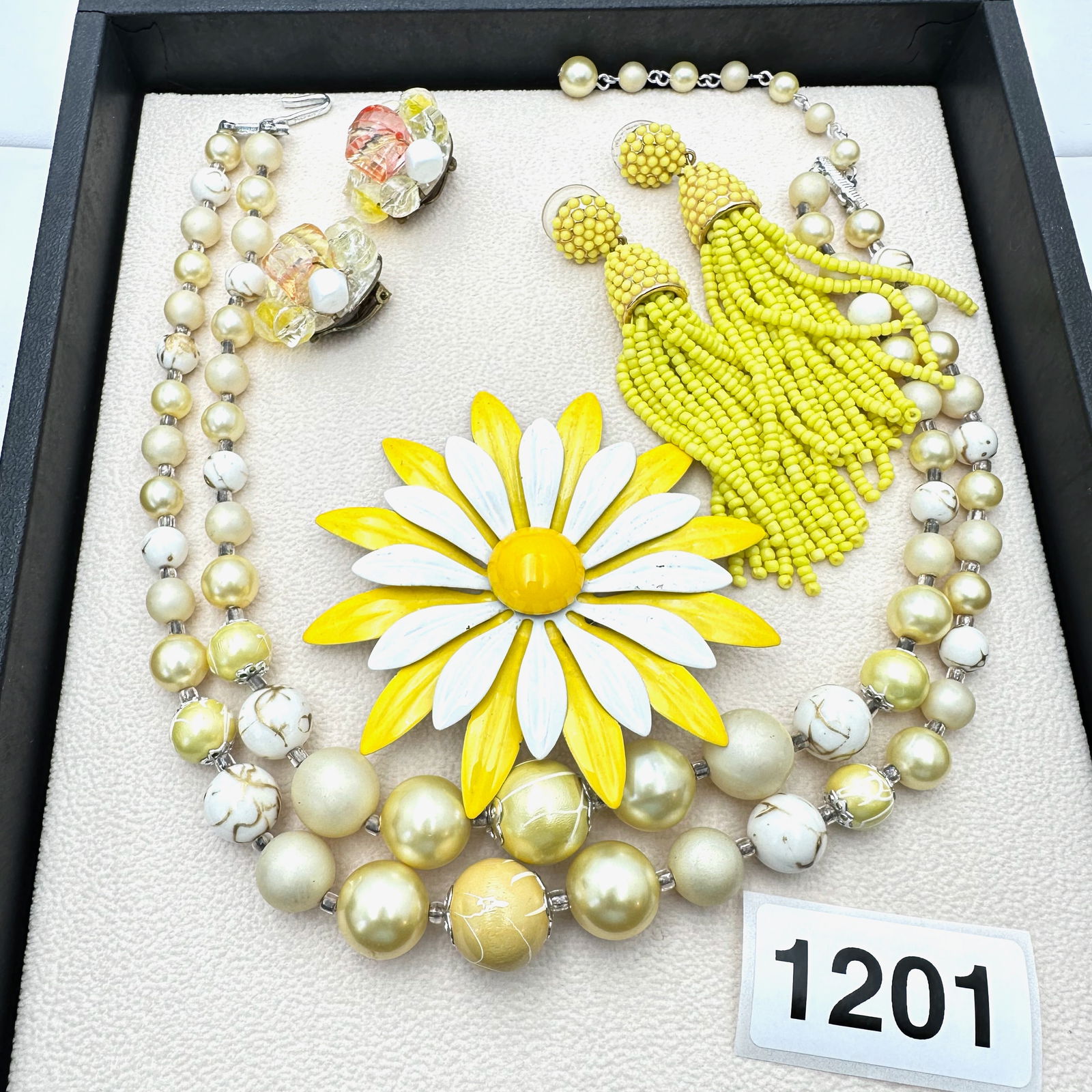 Vintage Jewelry Group Lot: Vintage Jewelry Group Lot