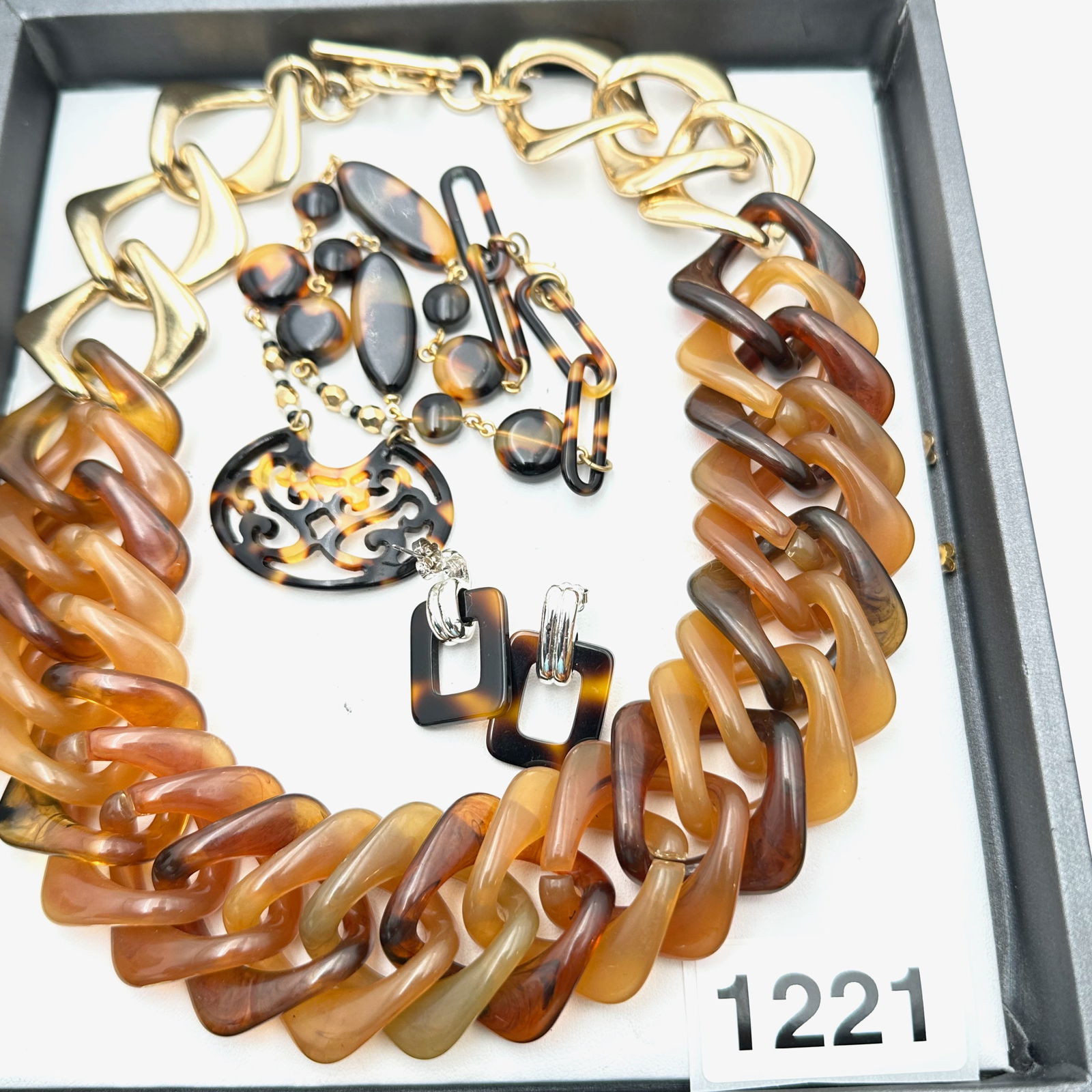 Vintage Jewelry Group Lot: Vintage Jewelry Group Lot