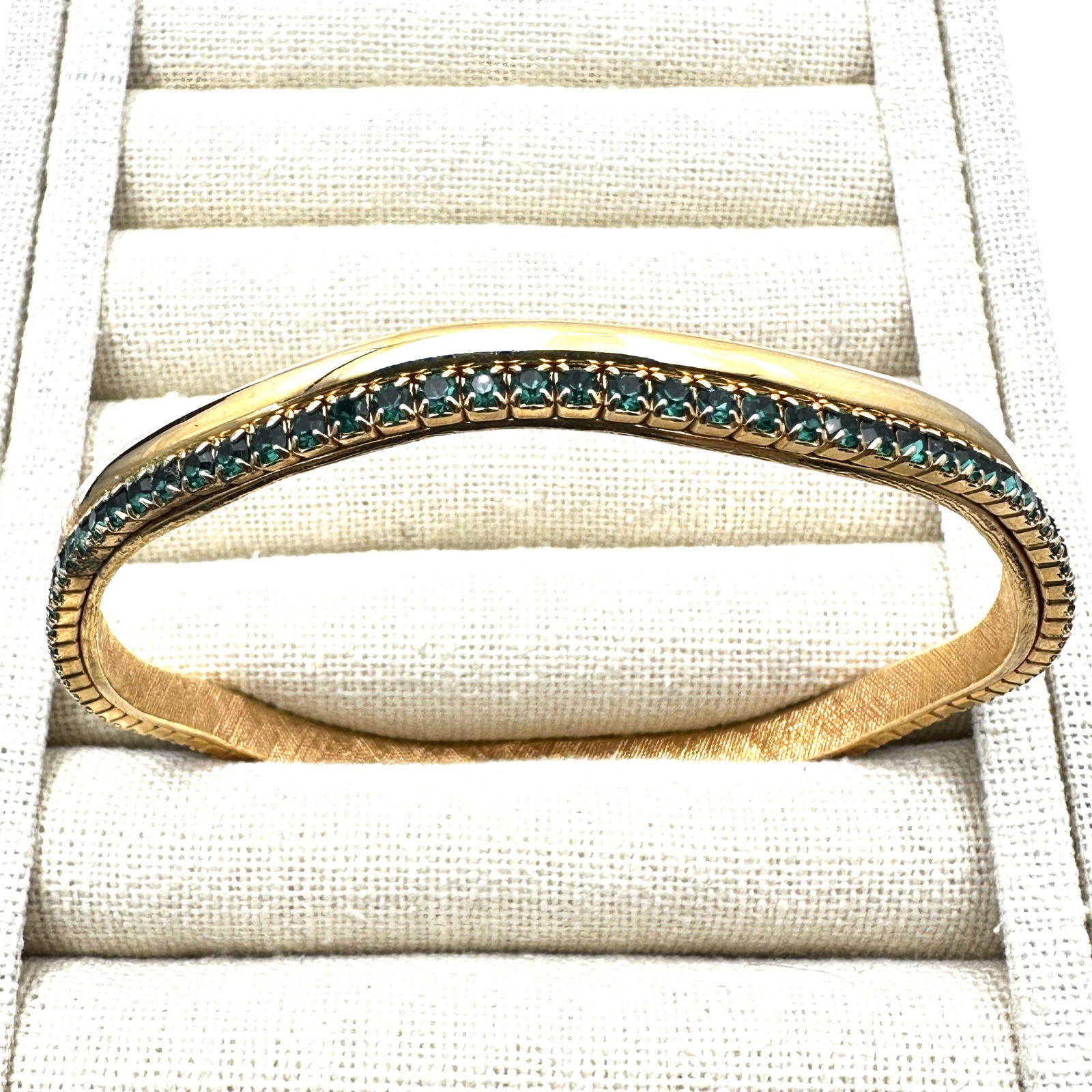 Vintage Kenneth Jay Lane KJL Green Crystal Gold Tone Bangle Bracelet 8.5 Inch Pristine Condition: Vintage Kenneth Jay Lane KJL Green Crystal Gold Tone Bangle Bracelet 8.5 Inch Pristine Condition