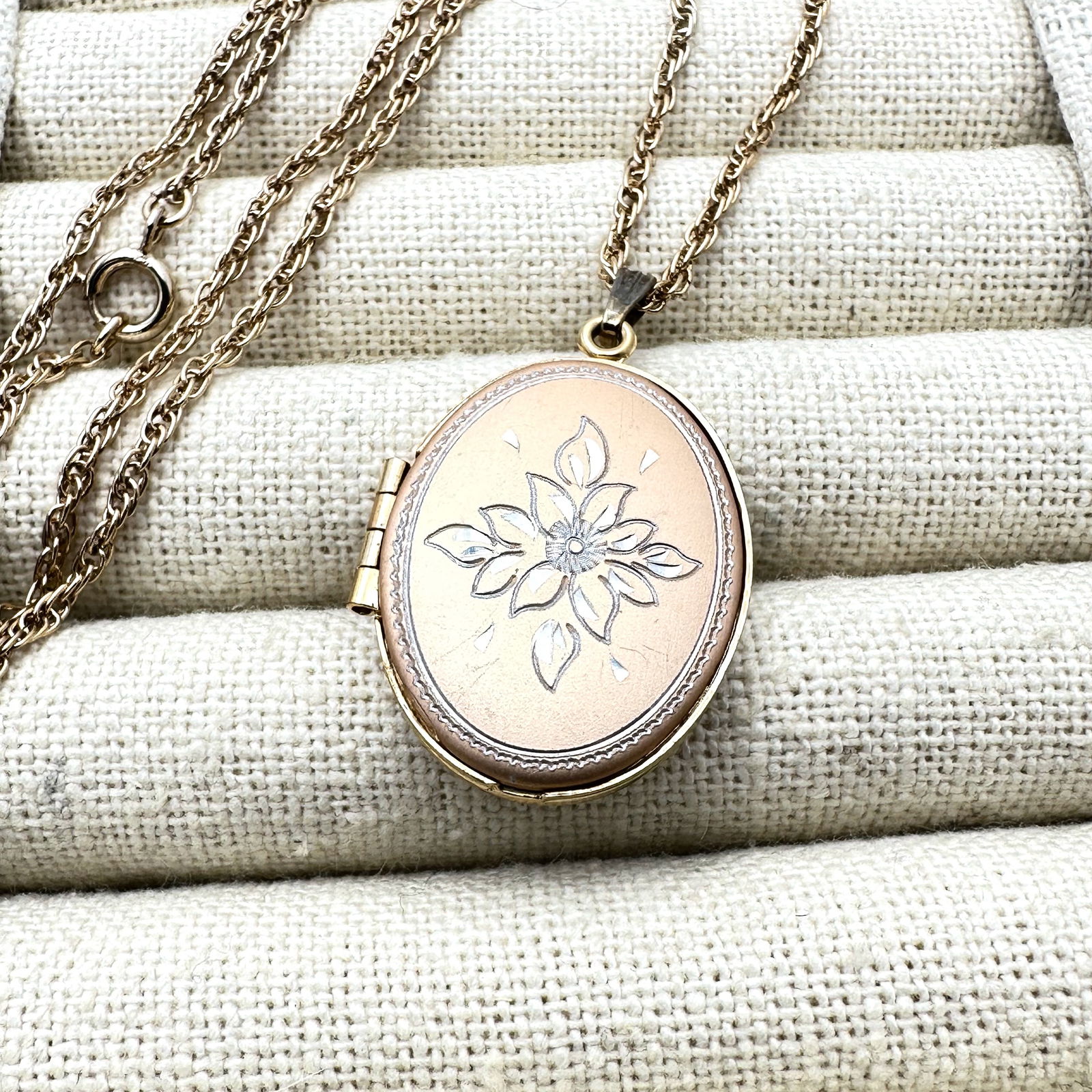 Vintage Etched Oval Picture Locket Necklace 22 Inch Chain: Vintage Etched Oval Picture Locket Necklace 22 Inch Chain