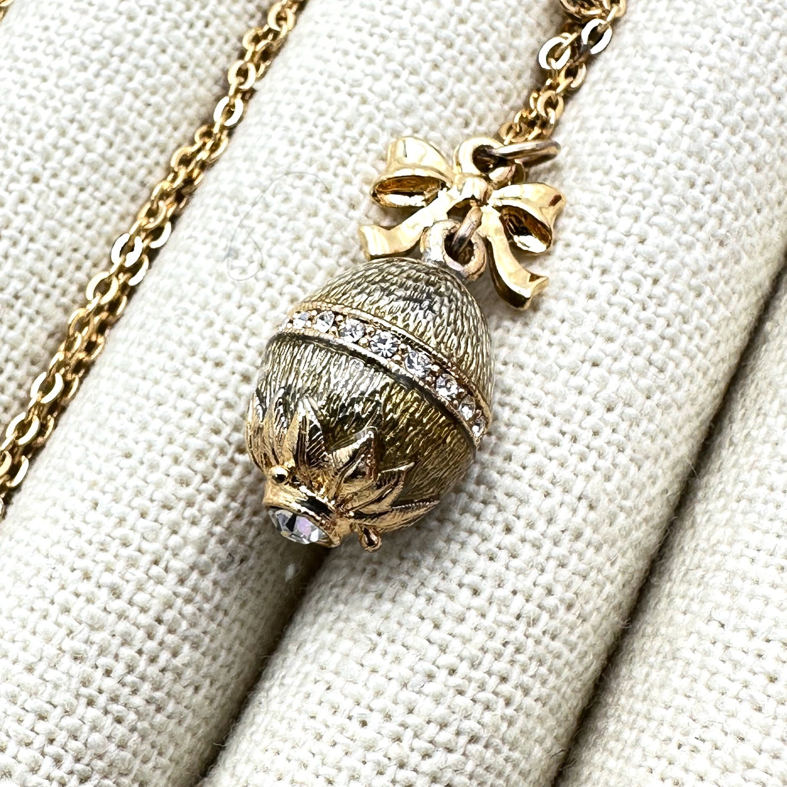 Vintage Joan Rivers Crystal Egg Pendant Gold Tone Necklace 24 Inch Chain: Vintage Joan Rivers Crystal Egg Pendant Gold Tone Necklace 24 Inch Chain