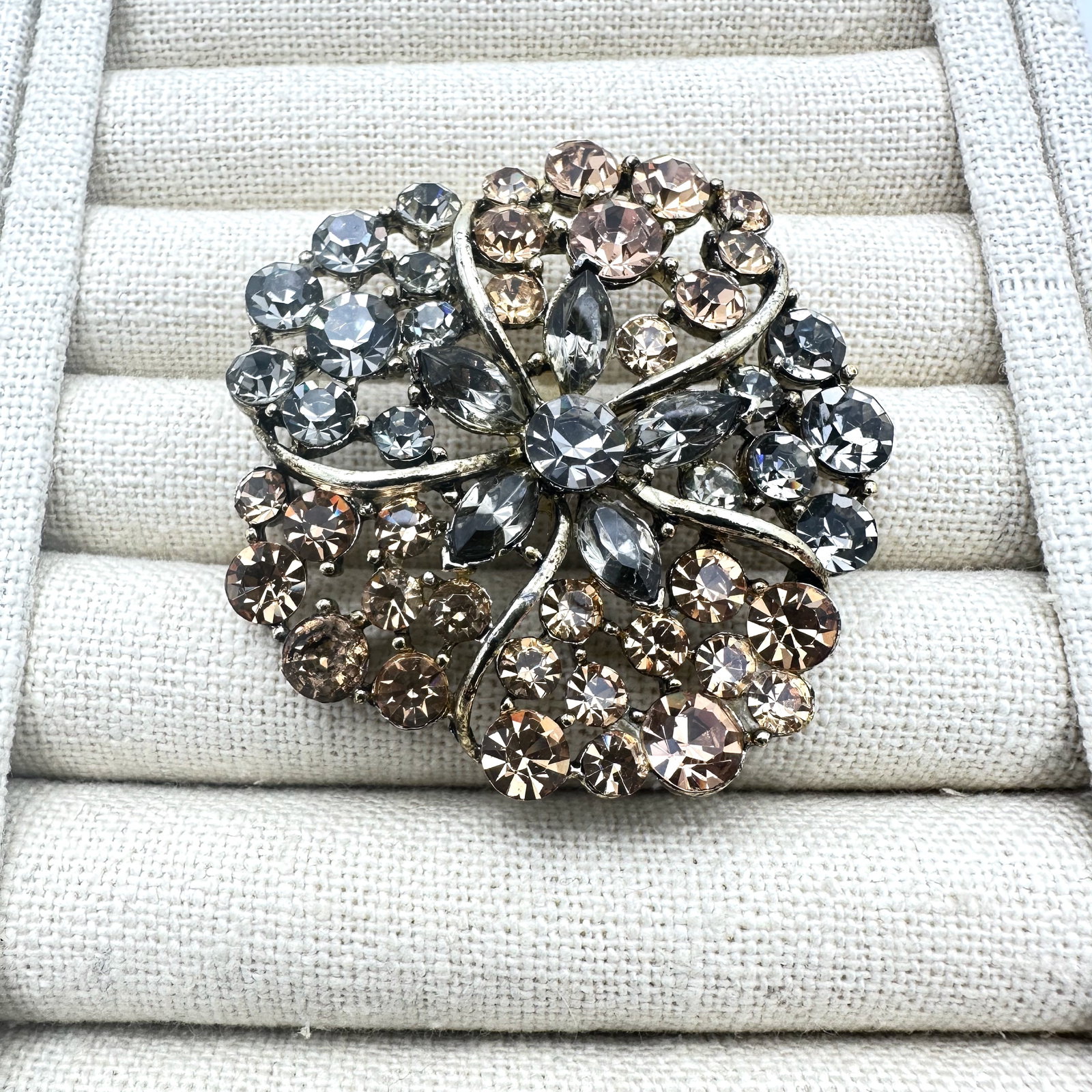 Vintage Amber Colored and Grey Glass Rhinestone Gold Tone Flower Brooch Pin 2.5 Inch: Vintage Amber Colored and Grey Glass Rhinestone Gold Tone Flower Brooch Pin 2.5 Inch