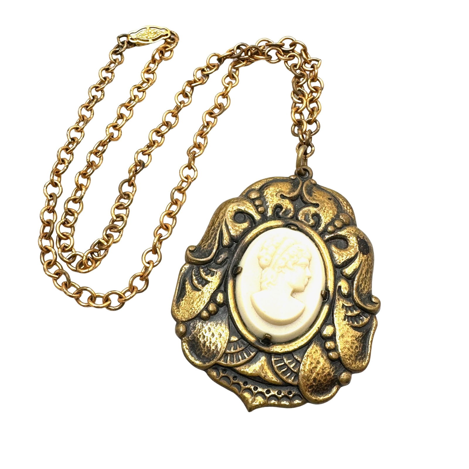 Vintage Off White Cameo Antiqued Gold Tone Pendant Necklace 16 Inch: Vintage Off White Cameo Antiqued Gold Tone Pendant Necklace 16 Inch