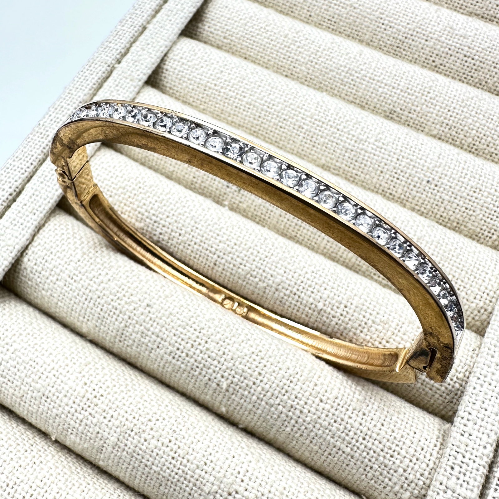 Vintage Swarovski Swan Hallmark Clear Crystal Gold Tone Hinged Bangle Bracelet (1 of 2)