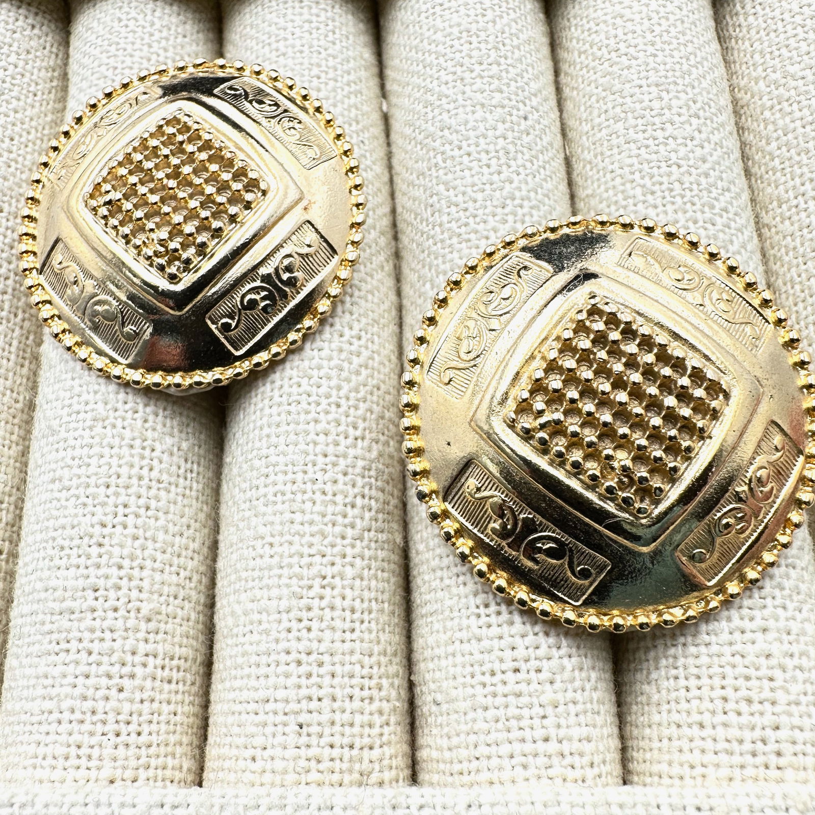Vintage Paolo Gucci Gold Tone Clip Earrings Pristine Condition (1 of 2)