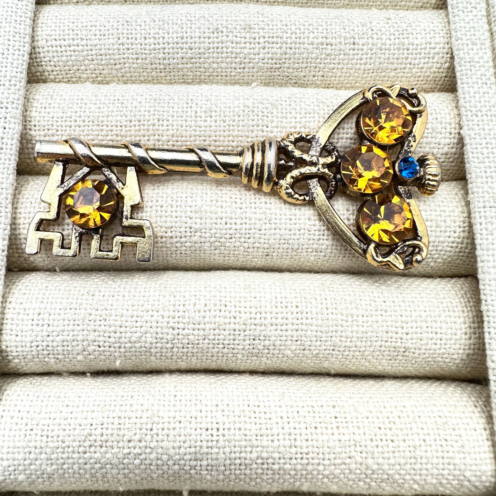 Vintage Amber Glass Rhinestone Gold Tone Key Brooch Pin 3 Inch: Vintage Amber Glass Rhinestone Gold Tone Key Brooch Pin 3 Inch