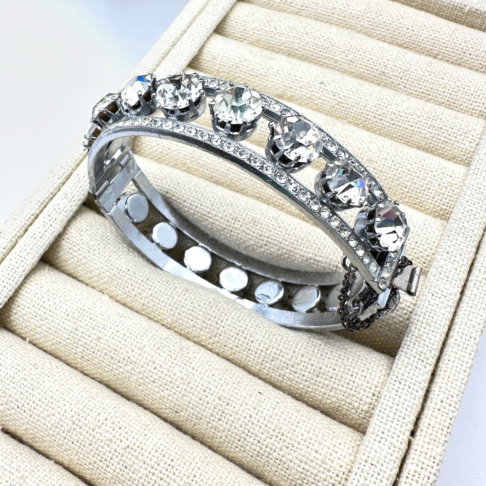 Vintage Clear Glass Rhinestone Silver Tone Hinged Bangle Bracelet 7 Inch: Vintage Clear Glass Rhinestone Silver Tone Hinged Bangle Bracelet 7 Inch