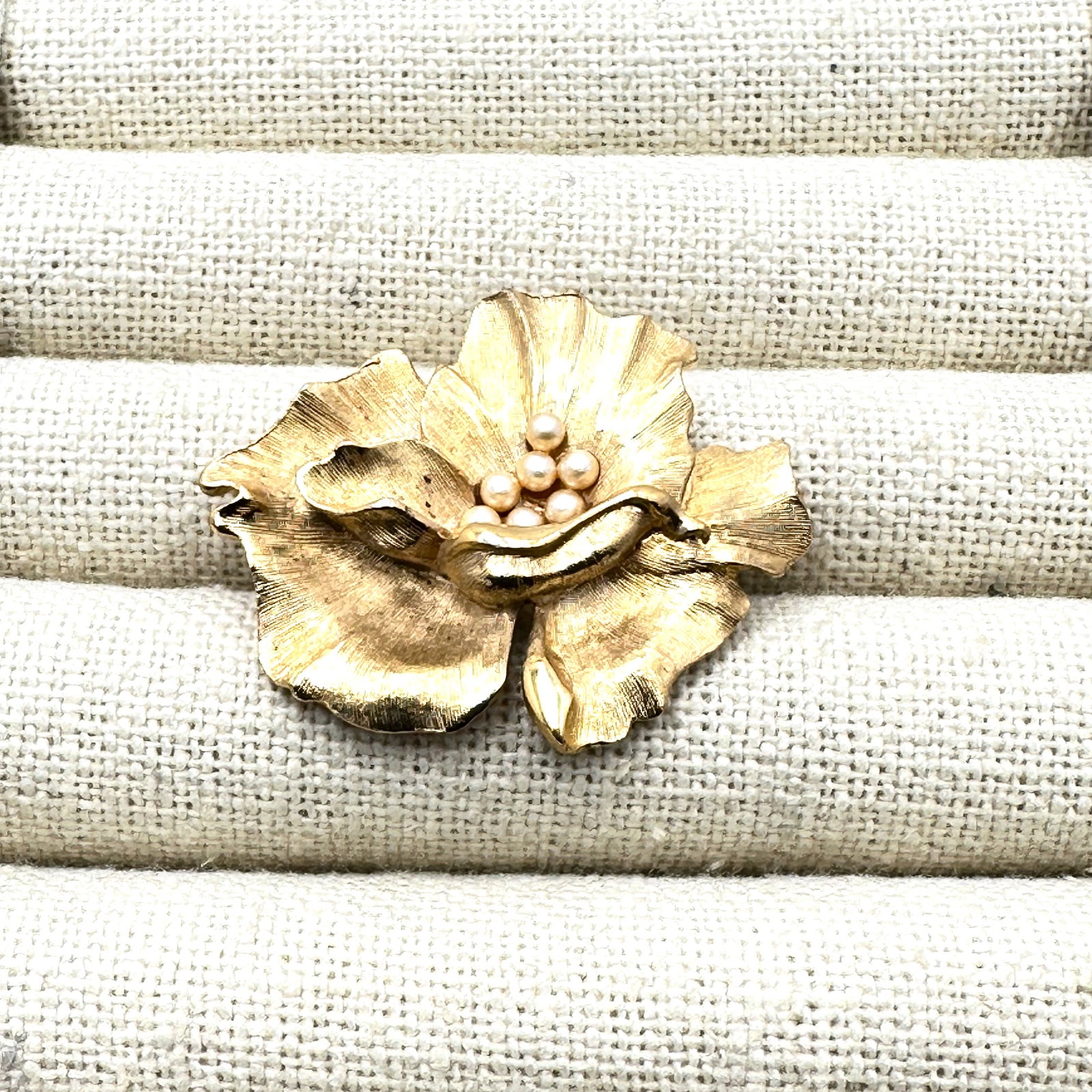 Vintage Trifari Gold Tone Flower Brooch Pin: Vintage Trifari Gold Tone Flower Brooch Pin