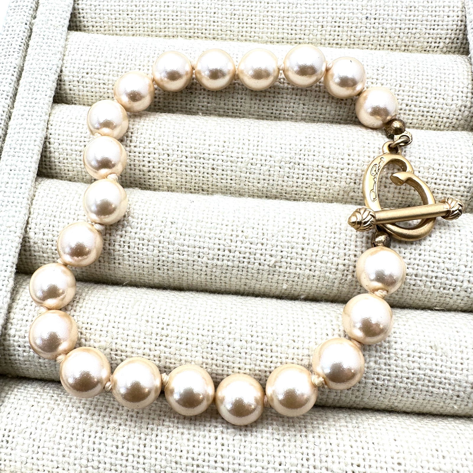 Vintage Oscar De La Renta Faux Pearl Bracelet Matte Gold Tone Fits up to 8 Inch: Vintage Oscar De La Renta Faux Pearl Bracelet Matte Gold Tone Fits up to 8 Inch