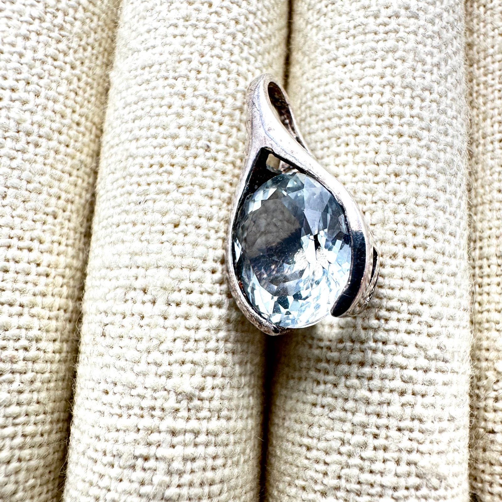 Oval White Sapphire Sterling Silver Pendant 1 Inch: Oval White Sapphire Sterling Silver Pendant 1 Inch