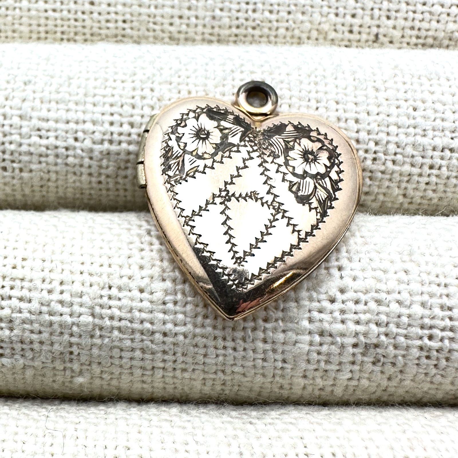 Vintage Gold Filled Heart Shaped Picture Locket 1 Inch: Vintage Gold Filled Heart Shaped Picture Locket 1 Inch