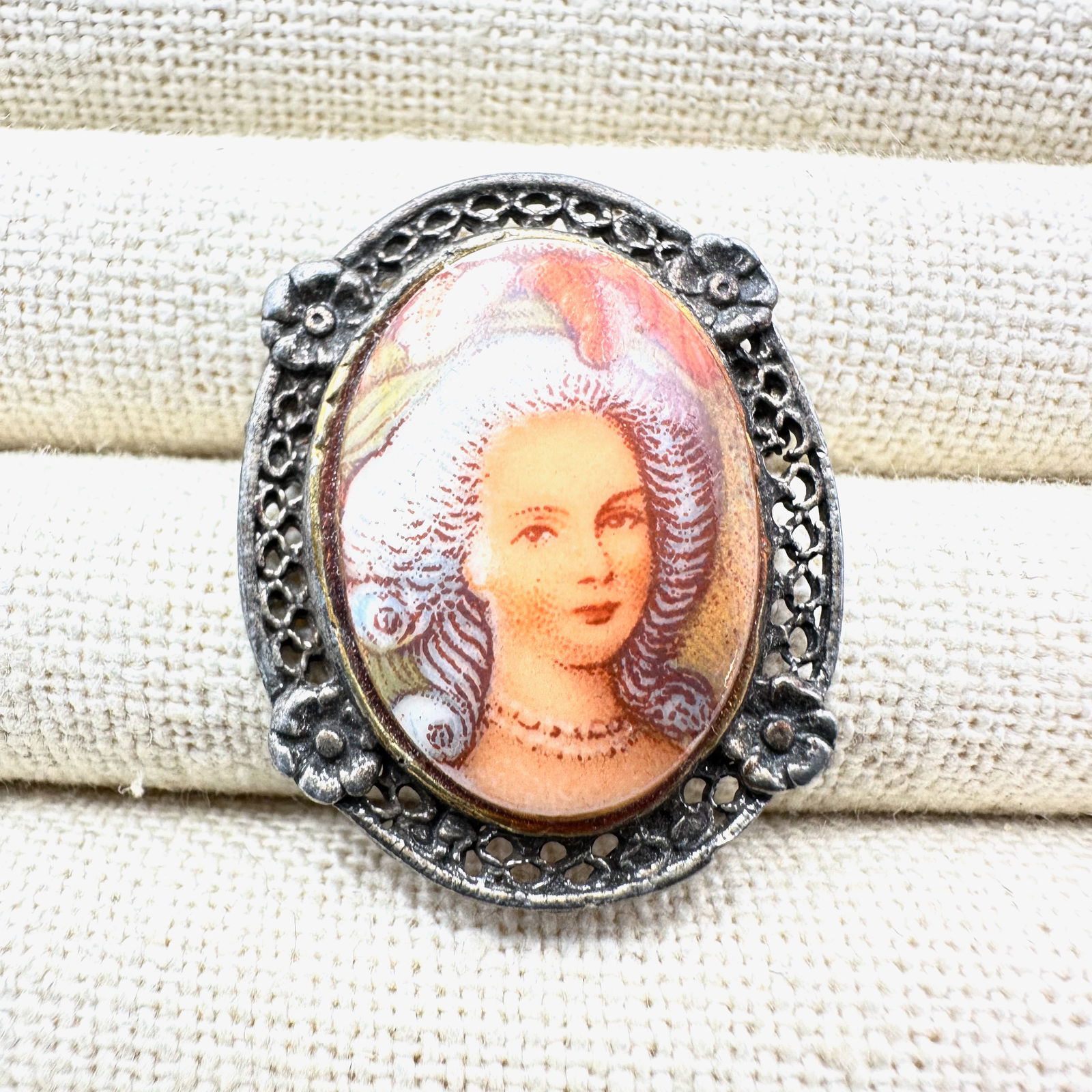Vintage Portrait Sterling Silver Brooch Pin 1.25 Inch (1 of 2)