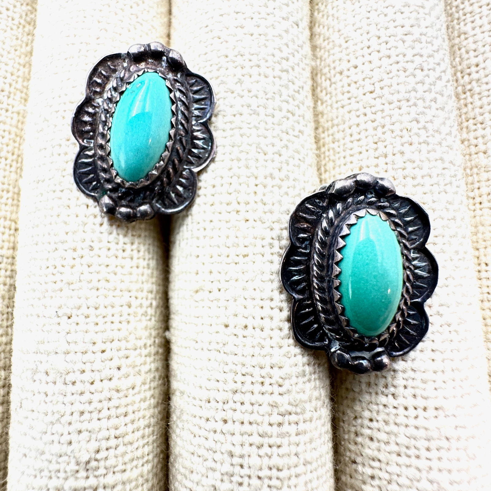 Vintage Turquoise Native American Sterling Silver Clip Earrings 3/4 Inch: Vintage Turquoise Native American Sterling Silver Clip Earrings 3/4 Inch