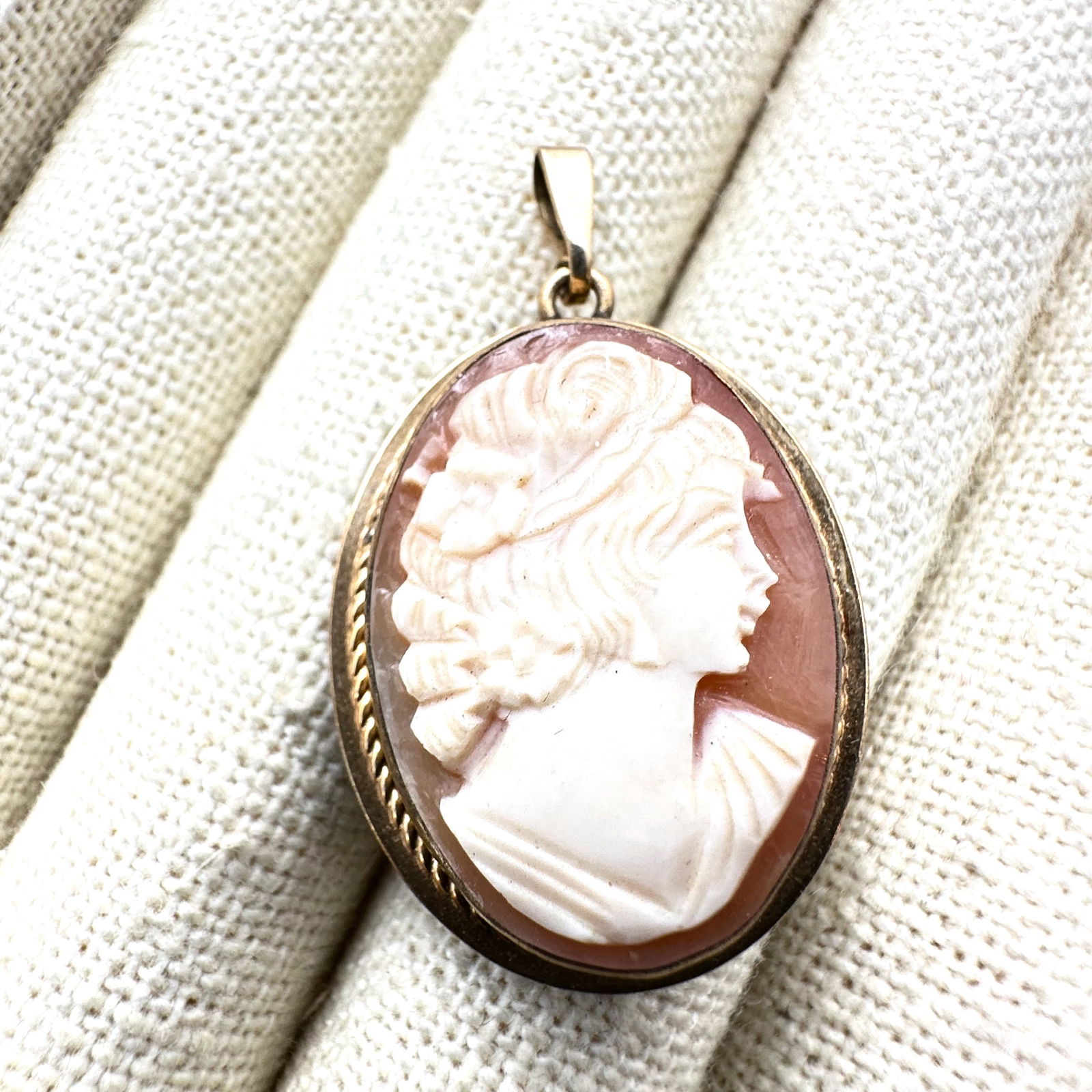 Vintage Van Dell Carved Shell Cameo Pendant Picture Locket 1.5 Inch (1 of 3)