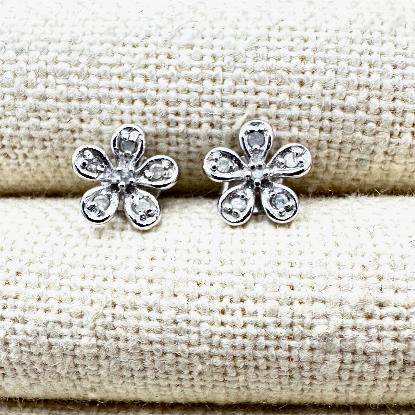 Diamond Sterling Silver Flower Studs Pierced Earrings: Diamond Sterling Silver Flower Studs Pierced Earrings