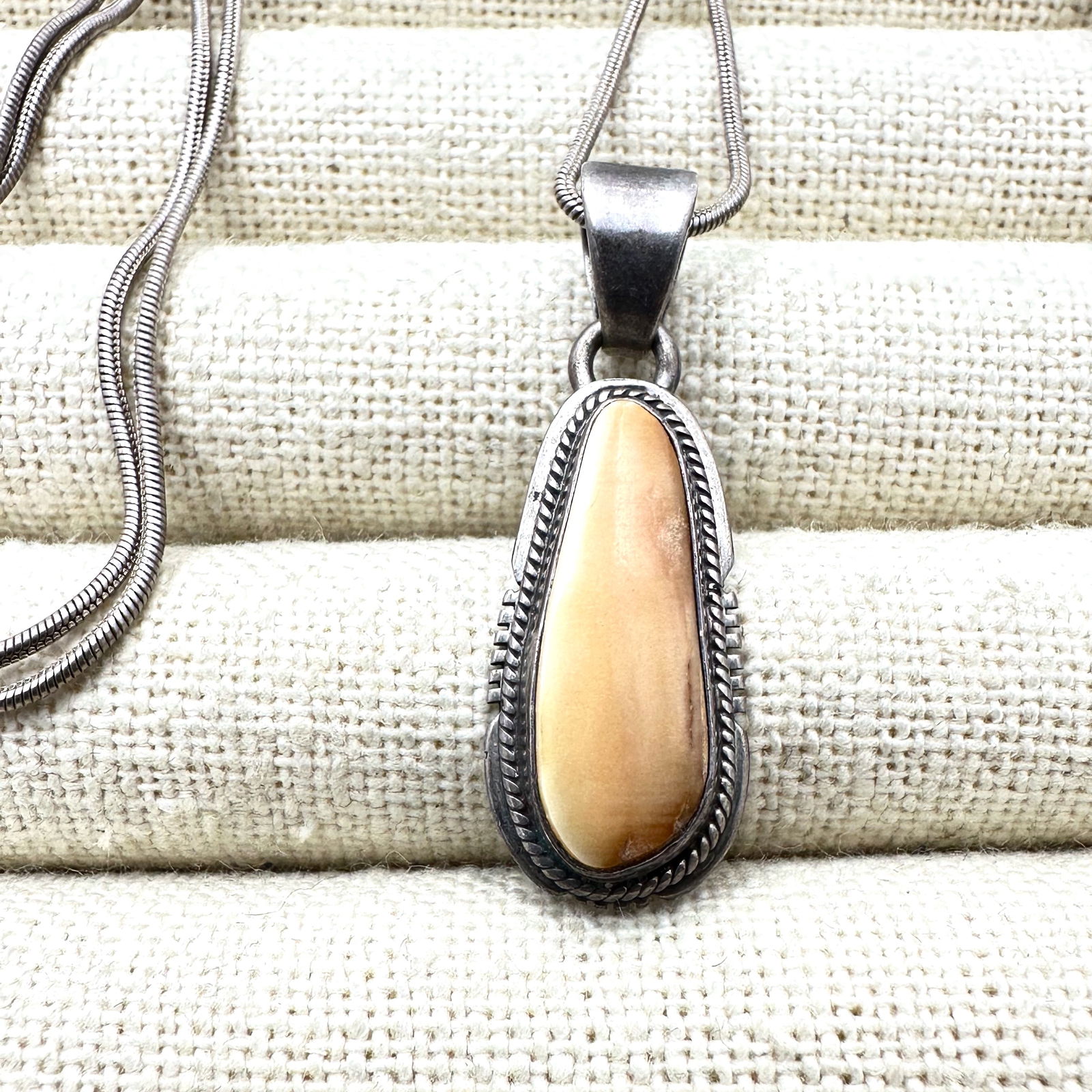 Native American Pearl? Sterling Silver 1.5 Inch Pendant Necklace 20 Inch Chain: Native American Pearl? Sterling Silver 1.5 Inch Pendant Necklace 20 Inch Chain