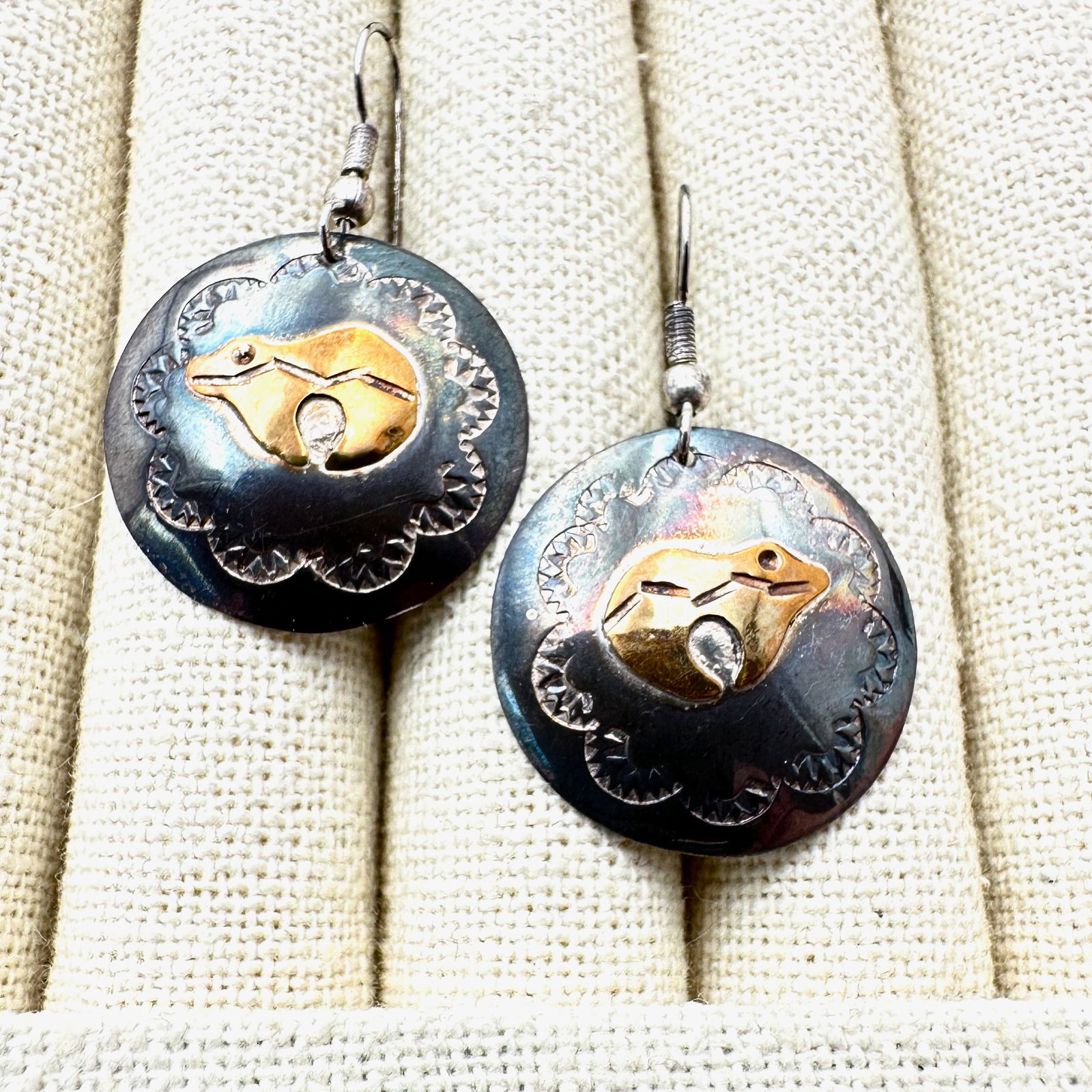 American Southwest Sterling Silver Bear Design Pierced Earrings 1.5 Inch (1 of 2)