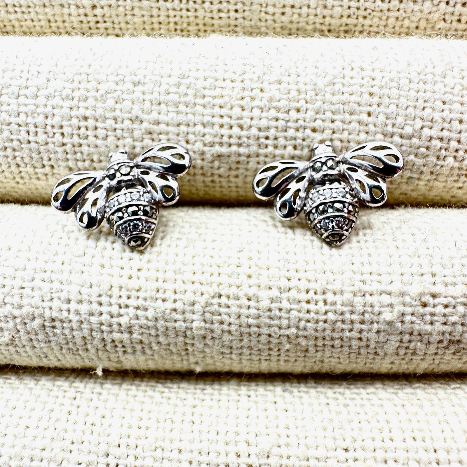Diamond Bee Design Sterling Silver Stud Pierced Earrings: Diamond Bee Design Sterling Silver Stud Pierced Earrings