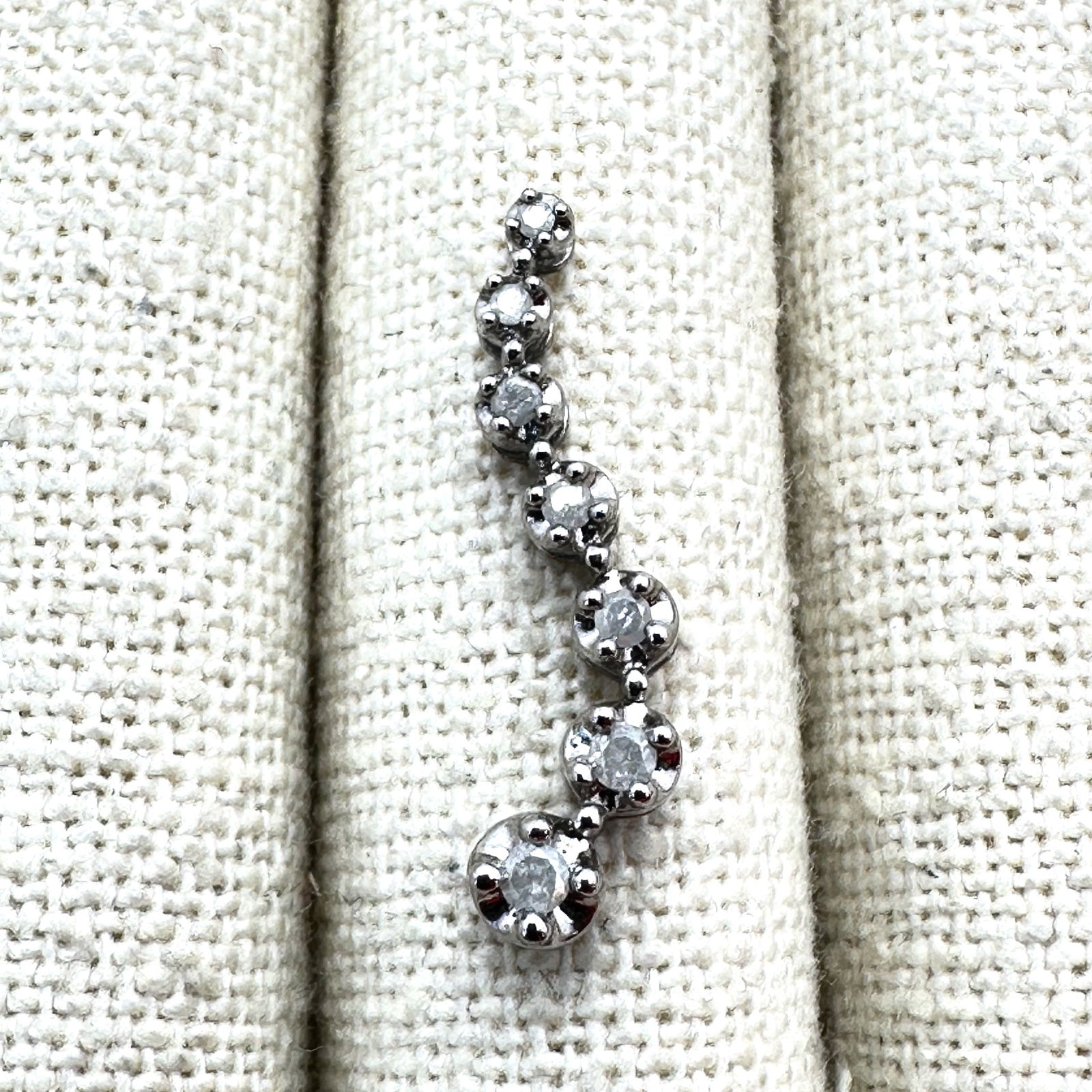 Diamond Graduated Sterling Silver Pendant 1 Inch: Diamond Graduated Sterling Silver Pendant 1 Inch