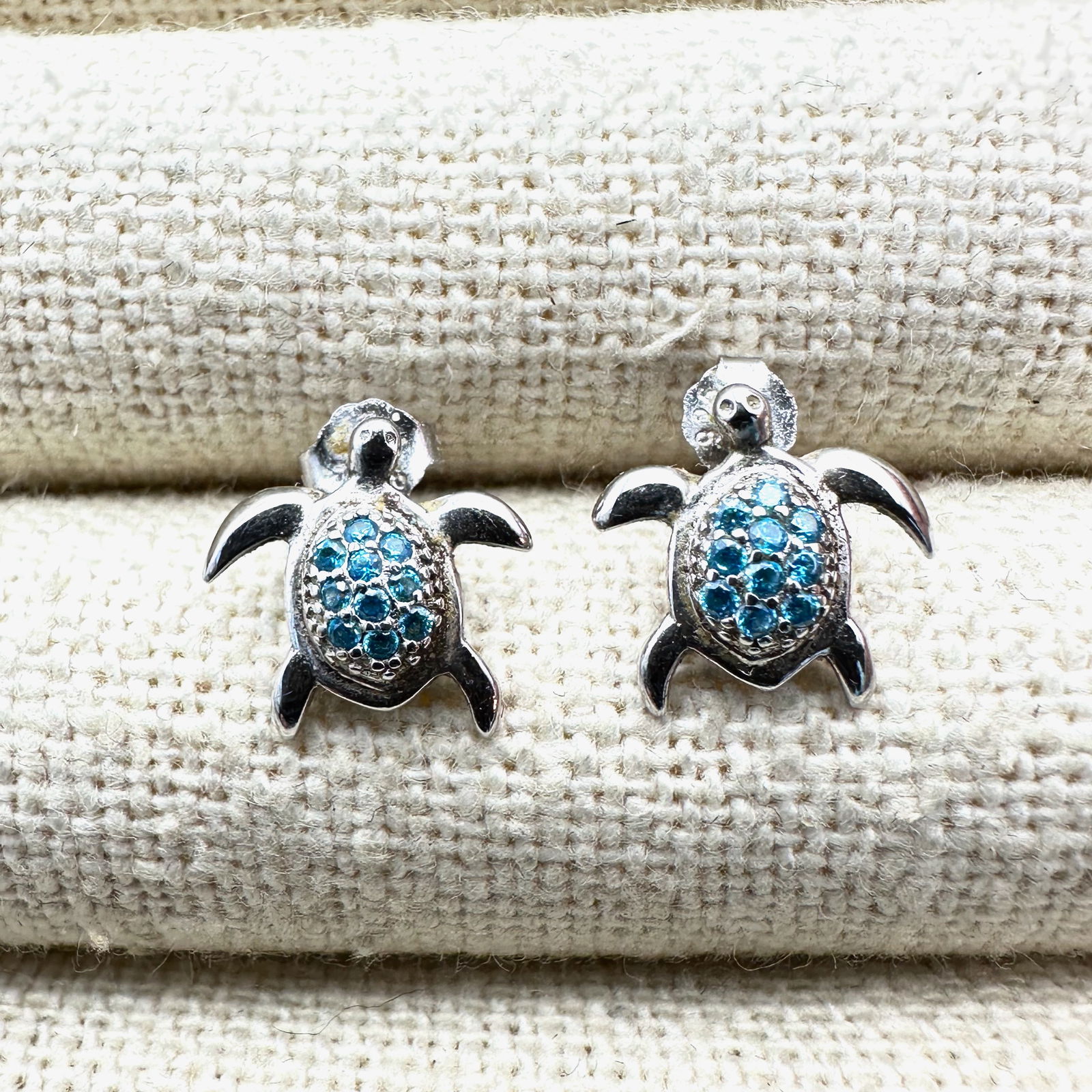 Blue Gemstone Sterling Silver Turtle Pierced Stud Earrings: Blue Gemstone Sterling Silver Turtle Pierced Stud Earrings