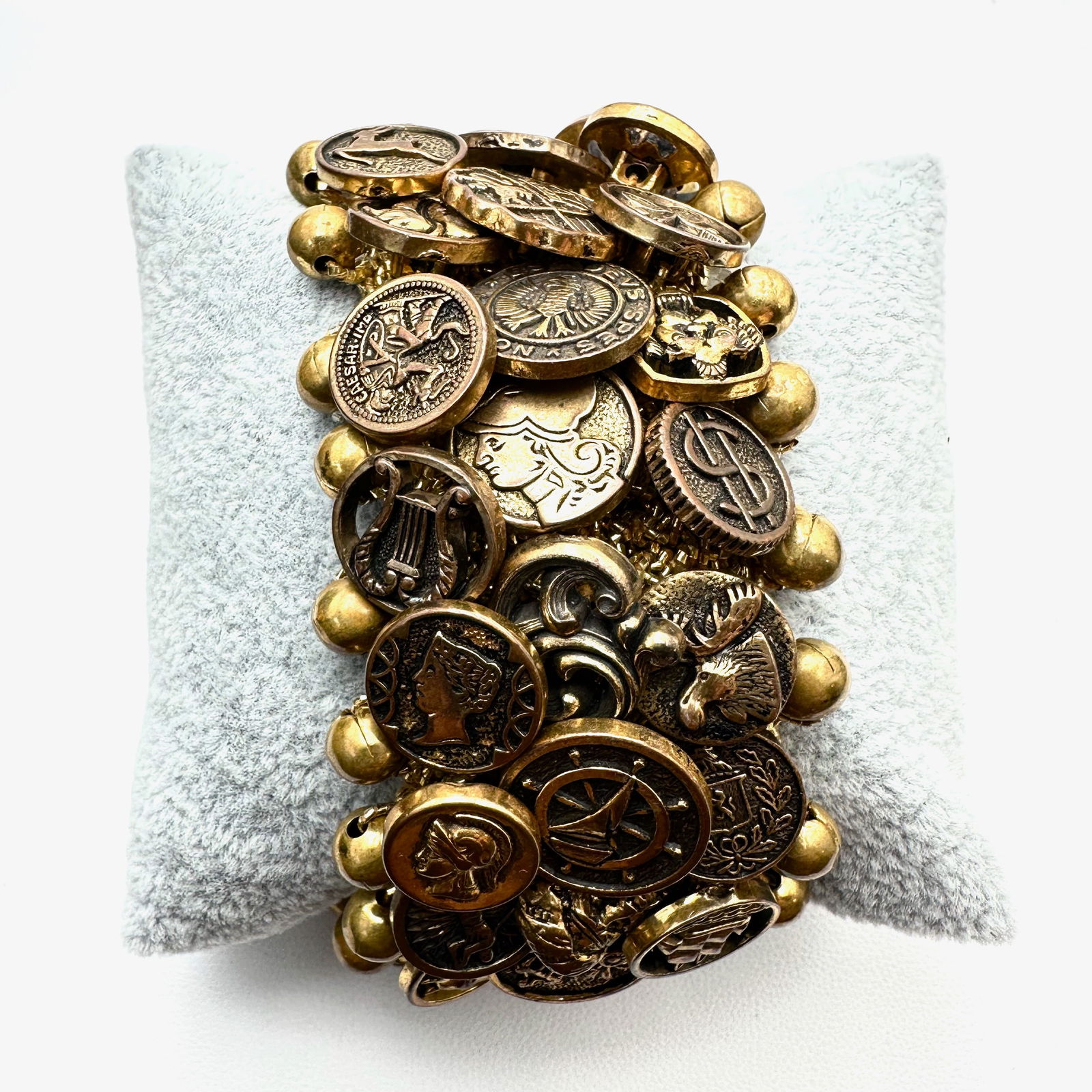 Vintage Bracelet Made of Gold Tone Buttons Stretch Design: Vintage Bracelet Made of Gold Tone Buttons Stretch Design