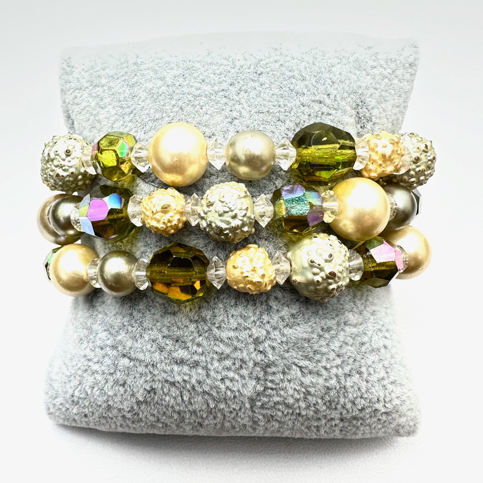 Vintage High End Unsigned Glass Bead Three Strand Gold Tone Bracelet 7 Inch: Vintage High End Unsigned Glass Bead Three Strand Gold Tone Bracelet 7 Inch