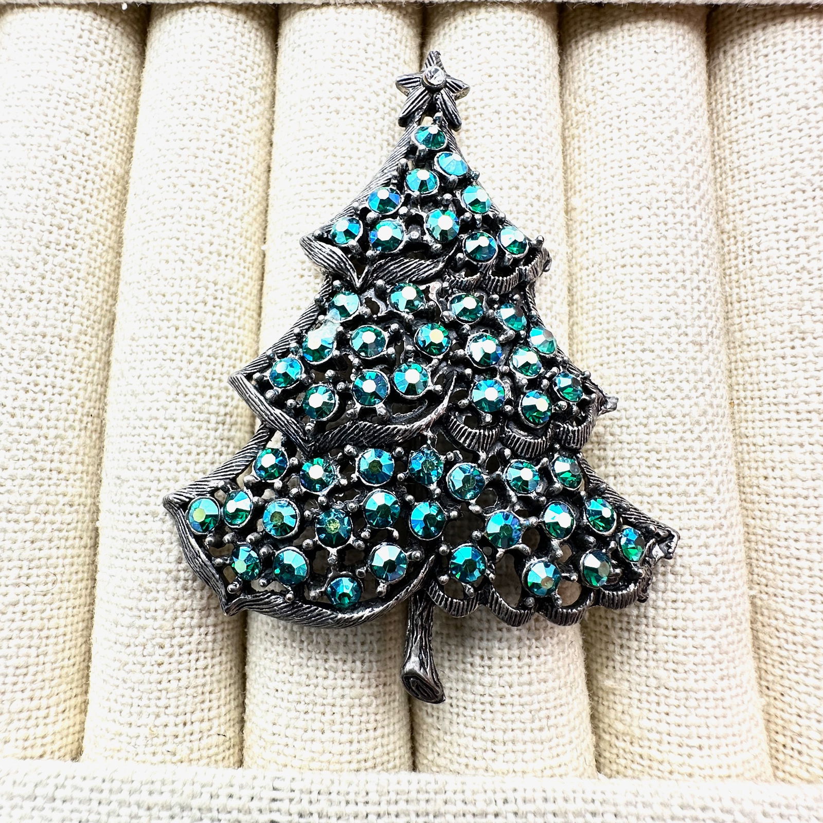Vintage Weiss Blue Green Aurora Borealis Glass Rhinestone Silve3r Tone Christmas Tree Brooch Pin 2.5: Vintage Weiss Blue Green Aurora Borealis Glass Rhinestone Silve3r Tone Christmas Tree Brooch Pin 2.5 Inch