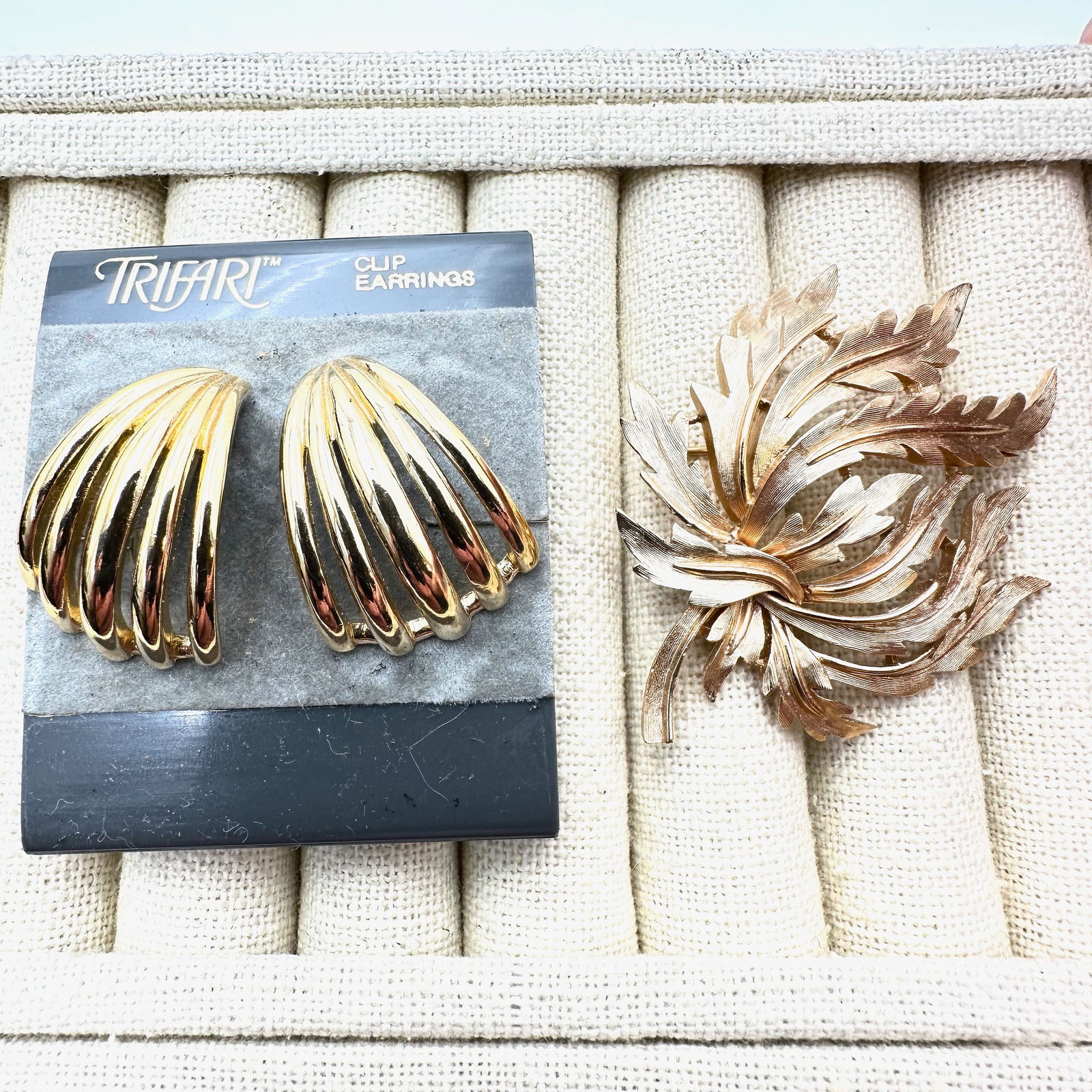 Vintage Trifari Gold Tone Clip Earrings And Brooch Pin: Vintage Trifari Gold Tone Clip Earrings And Brooch Pin