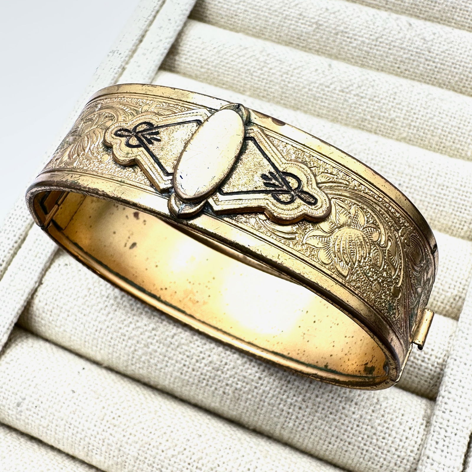 Vintage Older Gold Tone Hinged Bangle Bracelet 7 Inch (1 of 2)