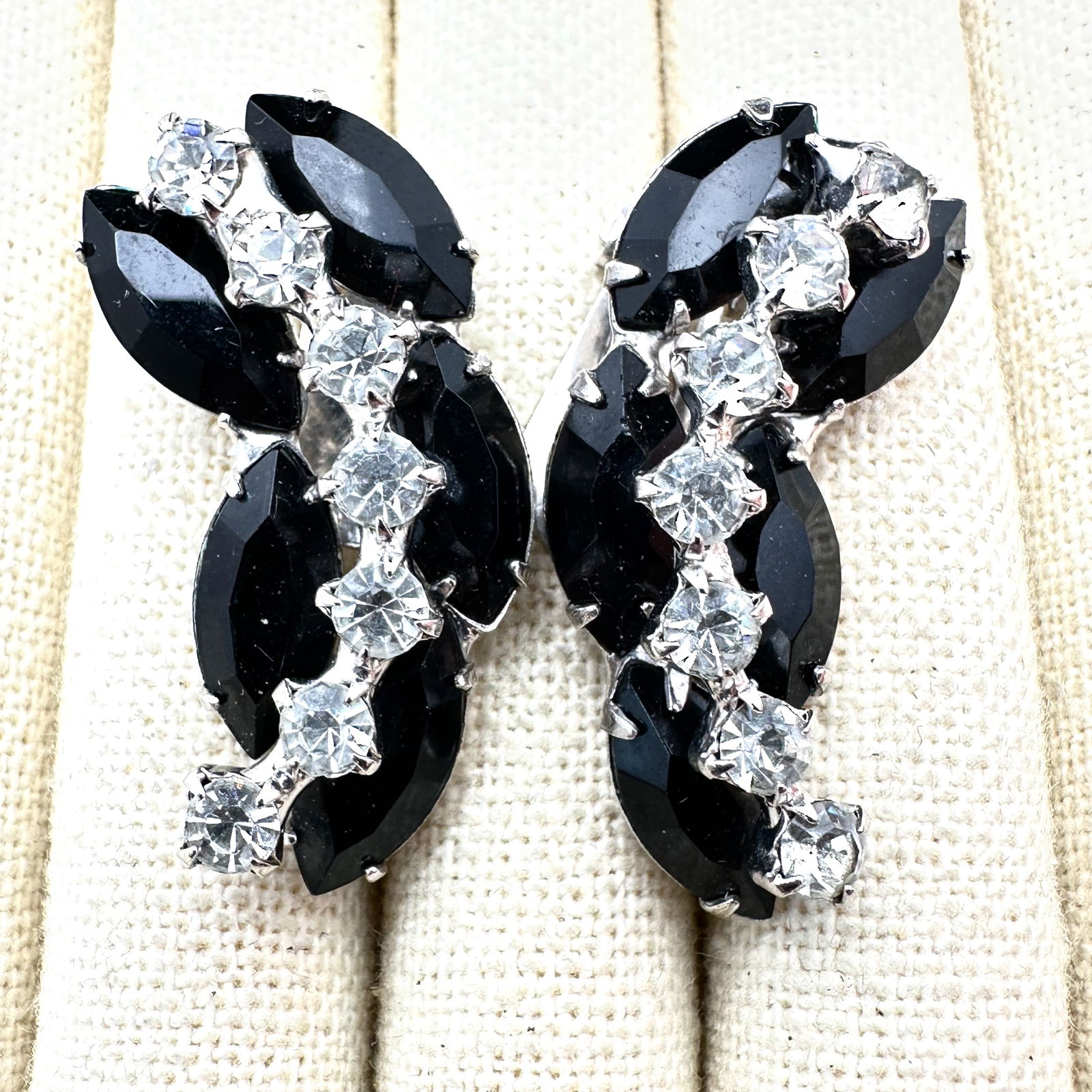 Vintage Juliana? High End Black and Clear Glass Rhinestone Silver Tone Clip Earrings: Vintage Juliana? High End Black and Clear Glass Rhinestone Silver Tone Clip Earrings