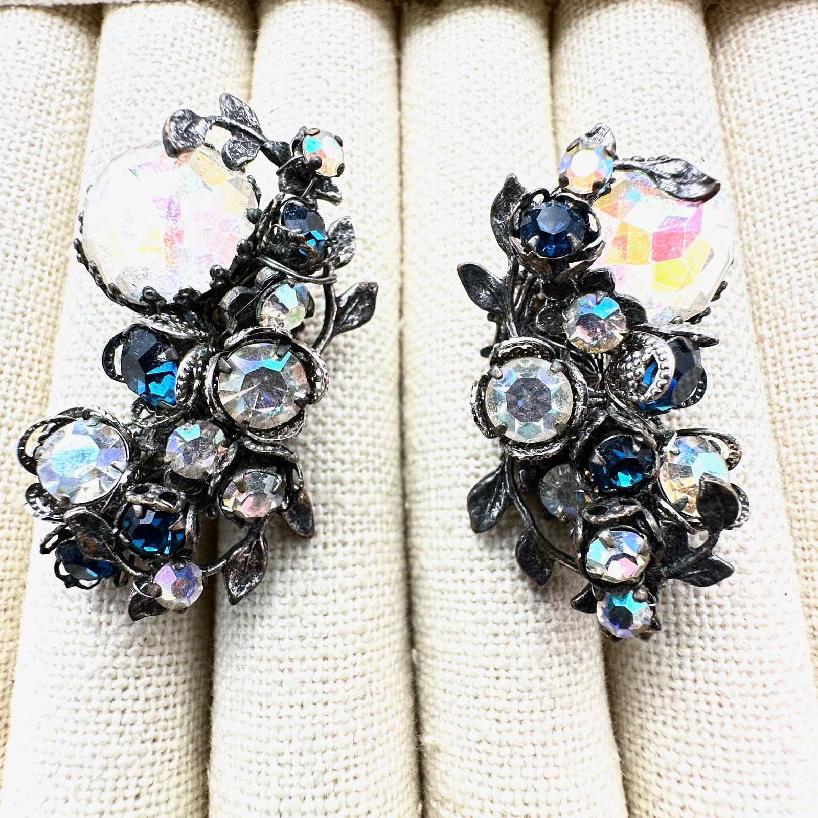 Vintage Demario Blue White Glass Rhinestone Silver Tone Clip Earrings 1.5 Inch: Vintage Demario Blue White Glass Rhinestone Silver Tone Clip Earrings 1.5 Inch