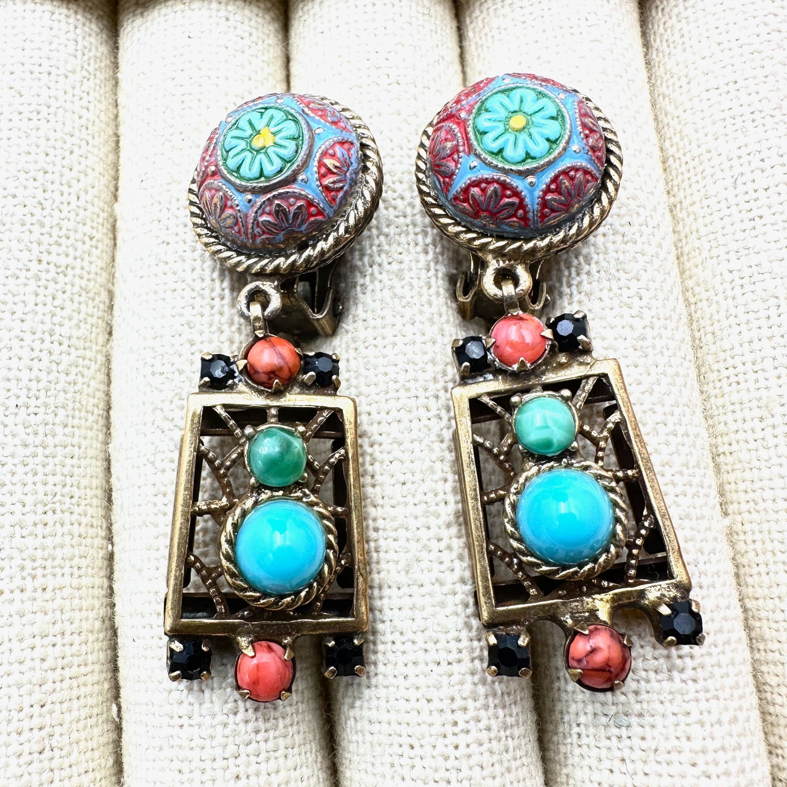 Vintage Juliana Multicolor Matrix Cabochon Antiqued Gold Tone Clip Earrings 2 Inch Length: Vintage Juliana Multicolor Matrix Cabochon Antiqued Gold Tone Clip Earrings 2 Inch Length