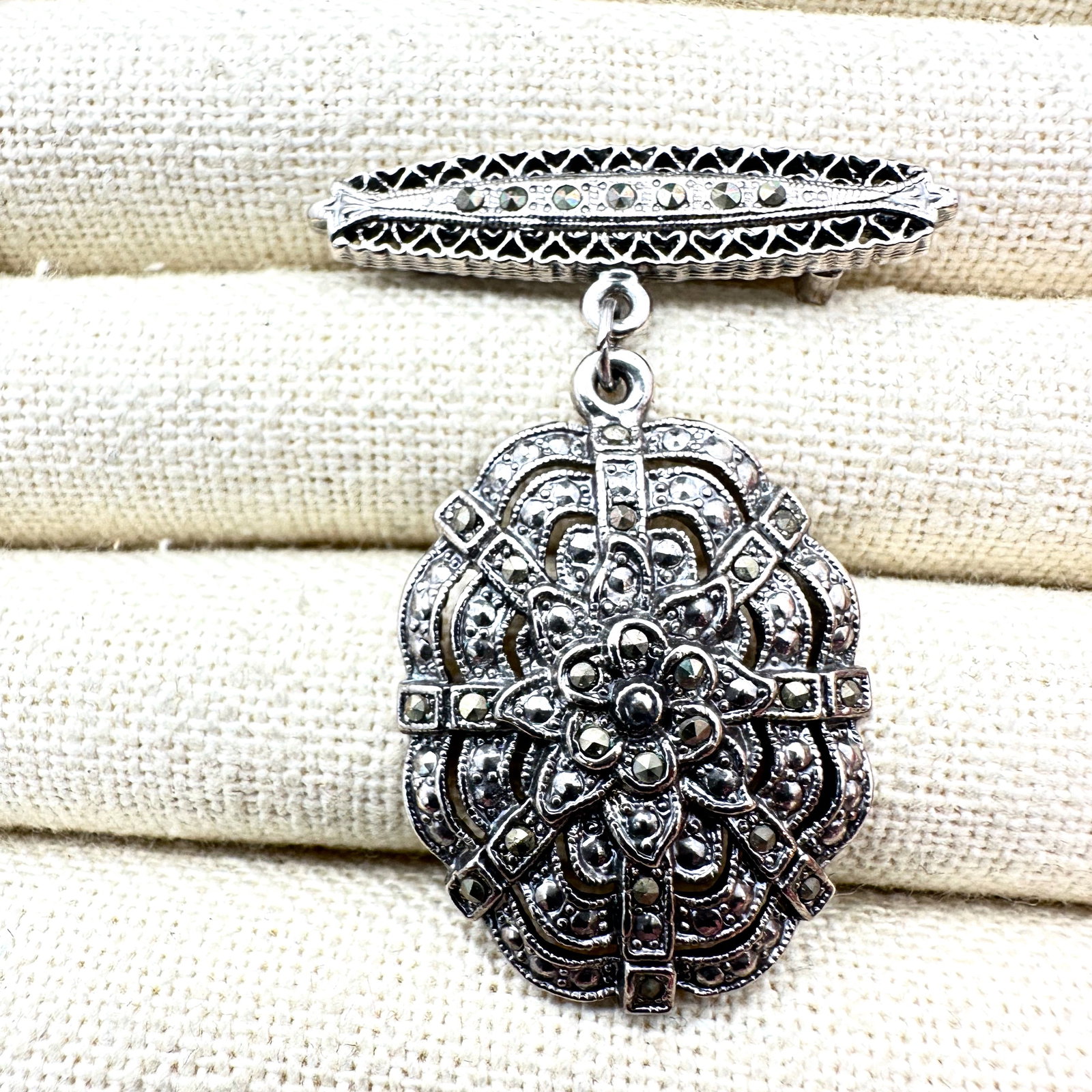 Vintage 1928 Brand Silver Tone Brooch Pin: Vintage 1928 Brand Silver Tone Brooch Pin