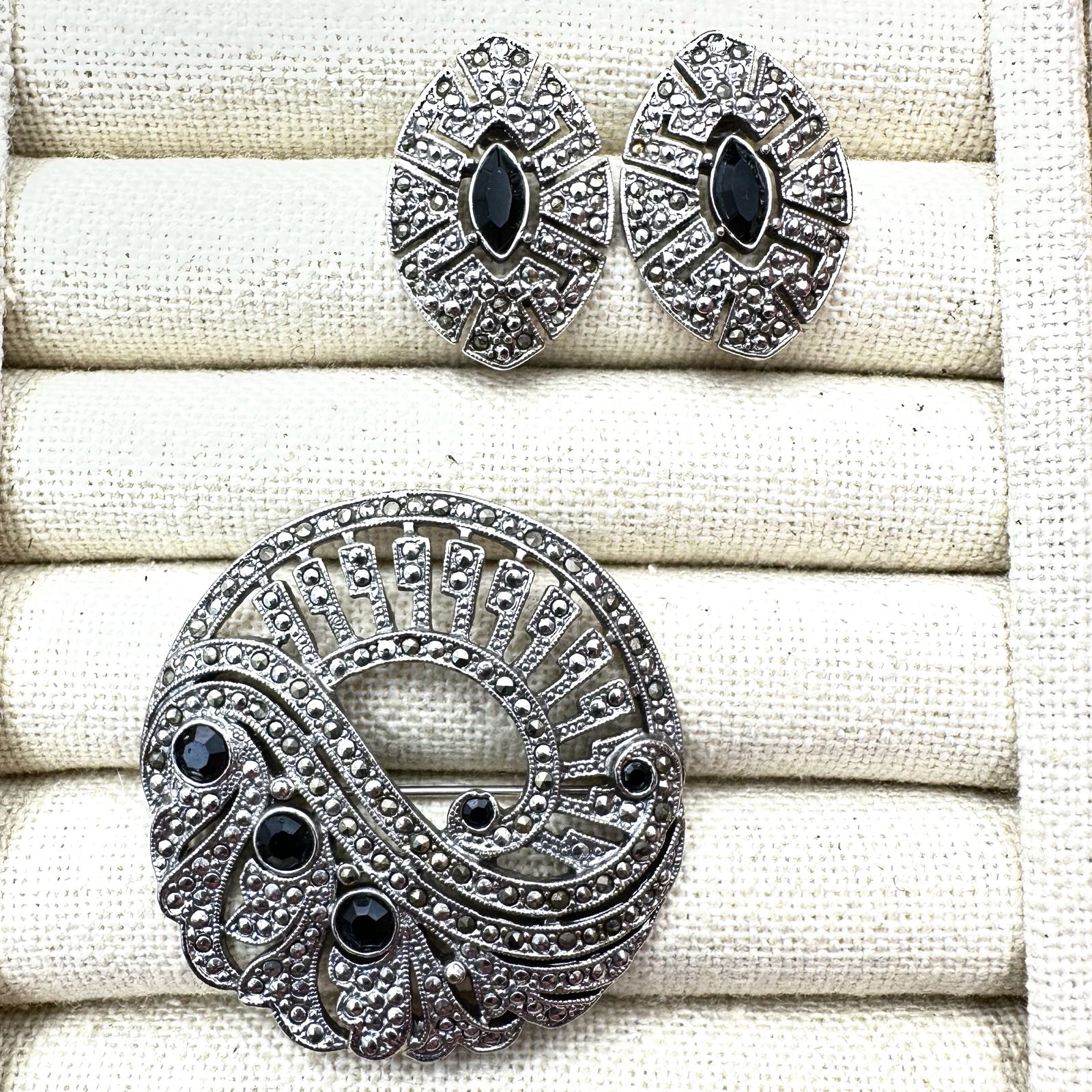 Vintage 1928 Brand Silver Tone Brooch Pin and Pierced Earrings Set: Vintage 1928 Brand Silver Tone Brooch Pin and Pierced Earrings Set