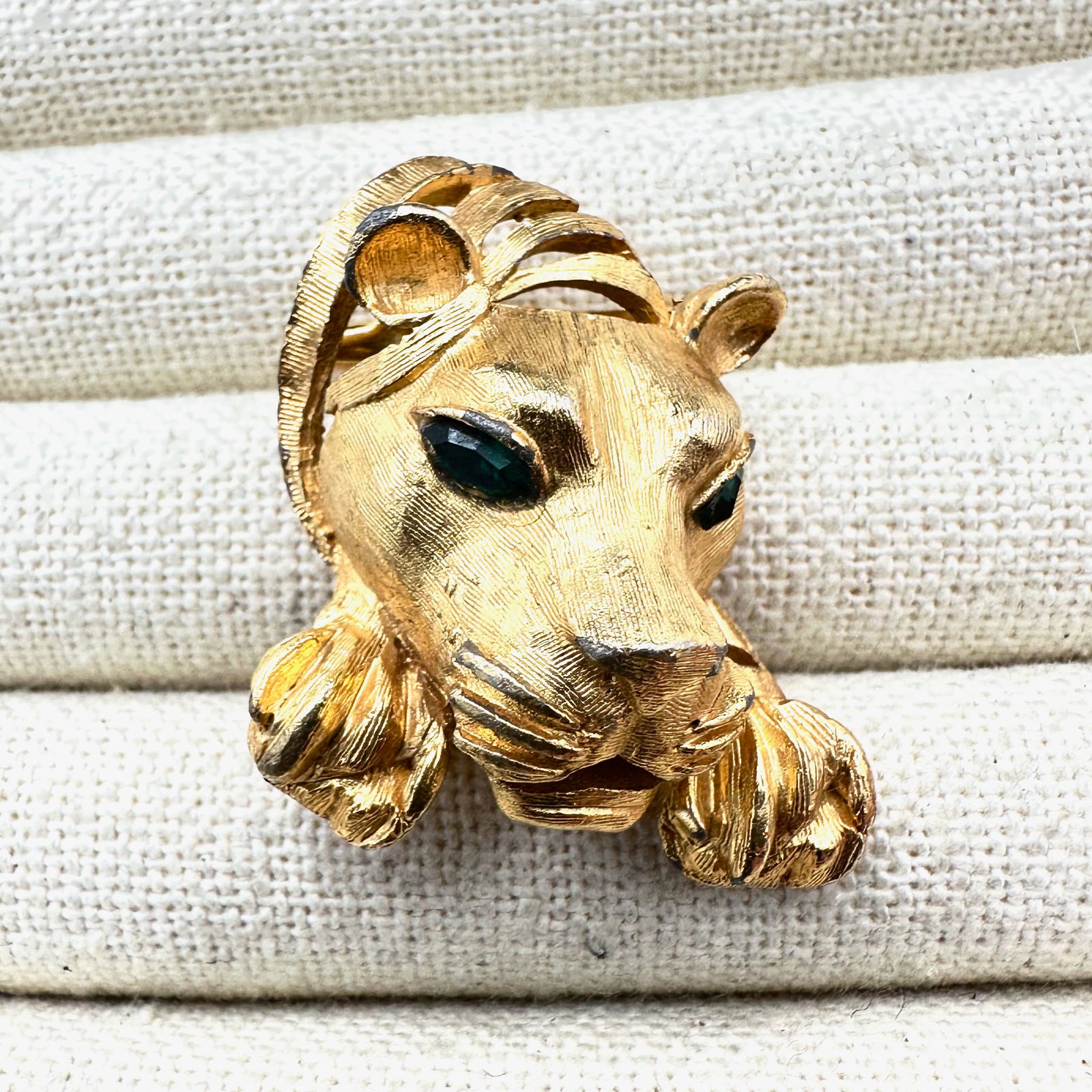 Vintage Leopard Gold Tone Brooch Pin Green Rhinestone Eyes Brooch Pin: Vintage Leopard Gold Tone Brooch Pin Green Rhinestone Eyes Brooch Pin