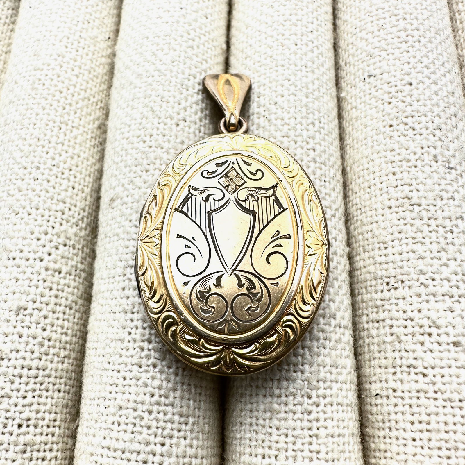 Antique Vintage Gold Filled Oval Picture Locket Pendant 1.75 Inch: Antique Vintage Gold Filled Oval Picture Locket Pendant 1.75 Inch