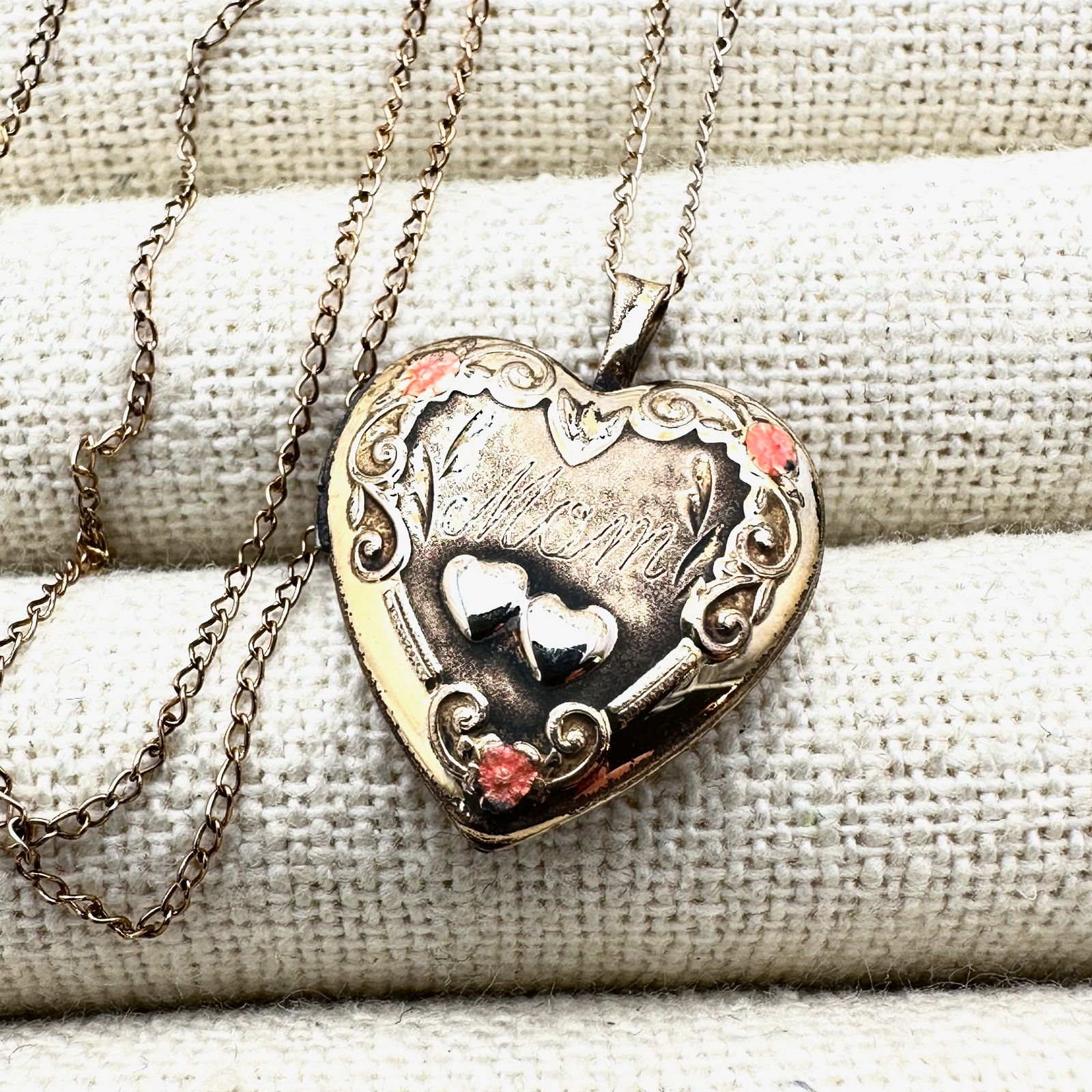 Vintage Mom Heart Gold Filled Picture Locket Pendant Necklace 17 Inch Chain: Vintage Mom Heart Gold Filled Picture Locket Pendant Necklace 17 Inch Chain