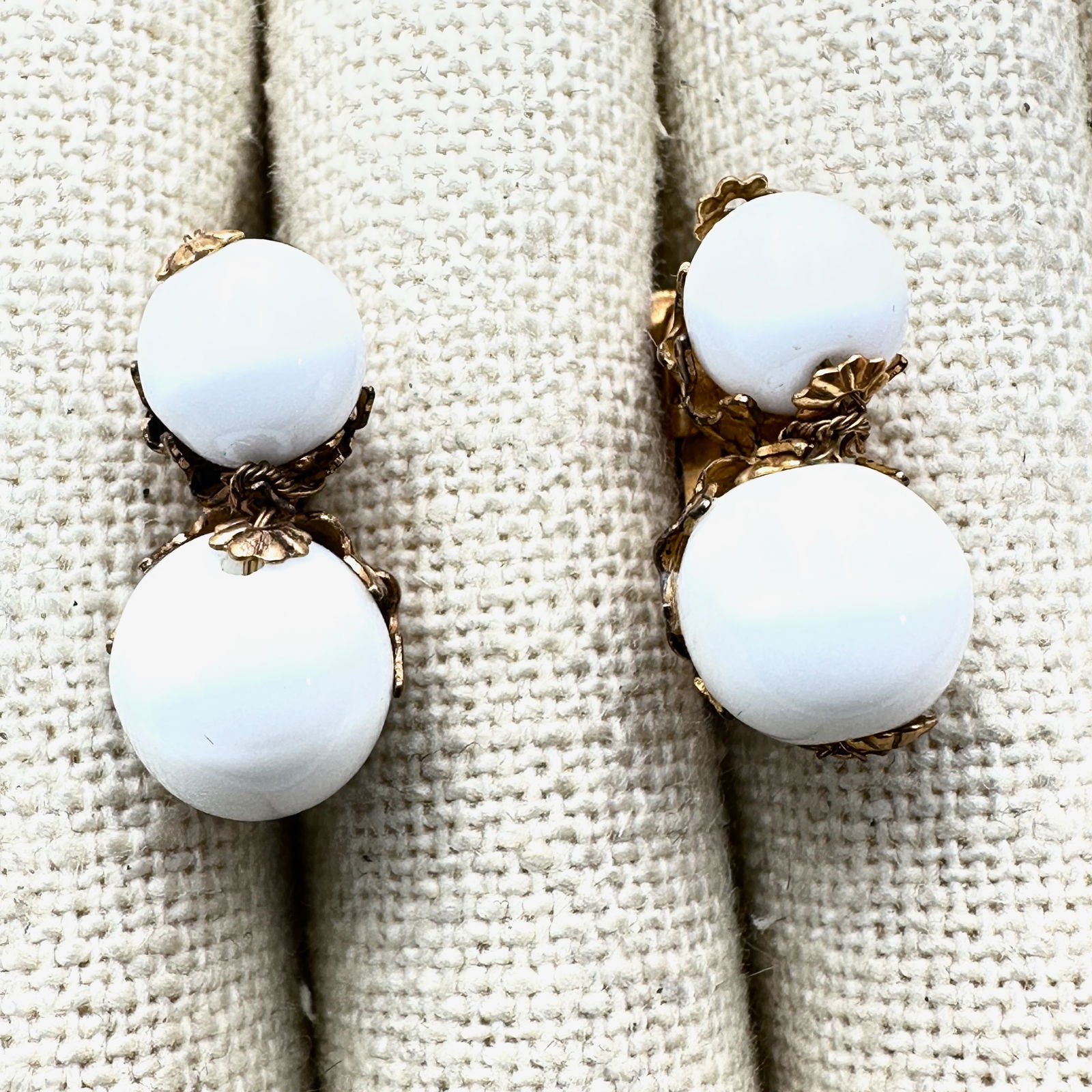 Vintage Miriam Haskell White Glass Bead Gold Tone Clip Earrings 1 Inch (1 of 2)