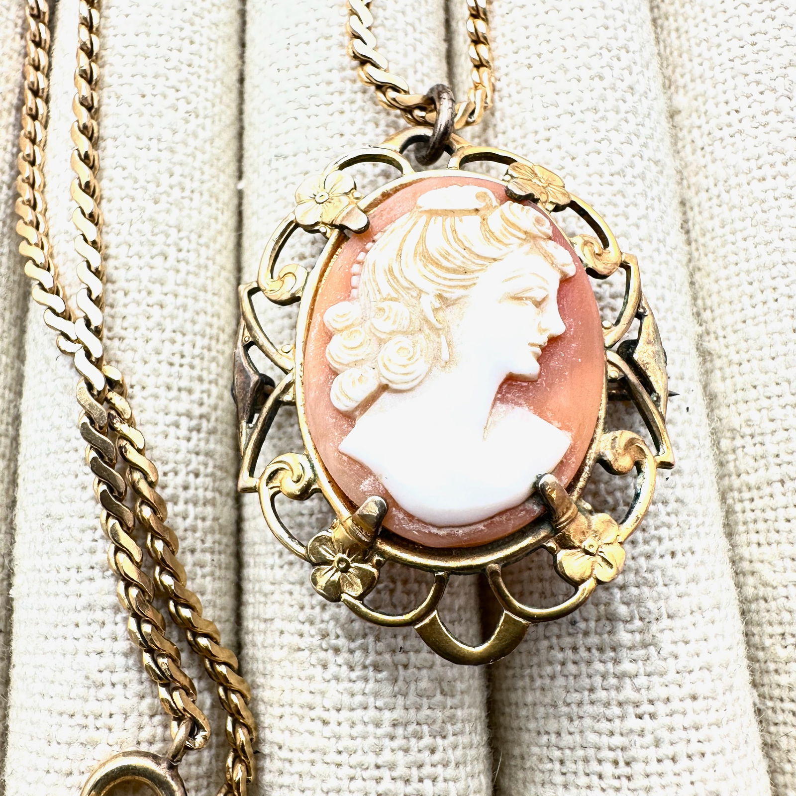 Vintage Carved Shell Cameo Gold Filled Pin Pendant Necklace 17 Inch Chain 12 Grams (1 of 2)