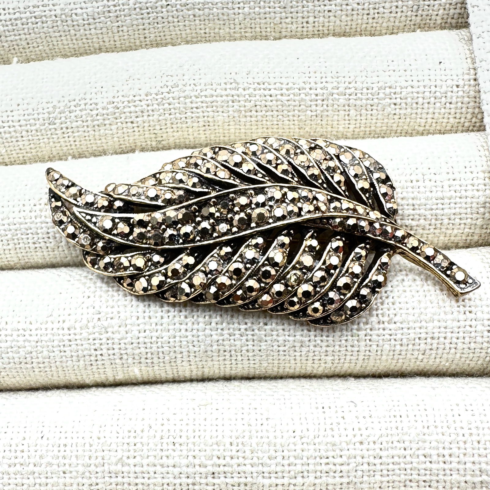 Vintage Weiss Gold Rhinestone Gold Tone Leaf Brooch Pin 2.5 Inch: Vintage Weiss Gold Rhinestone Gold Tone Leaf Brooch Pin 2.5 Inch