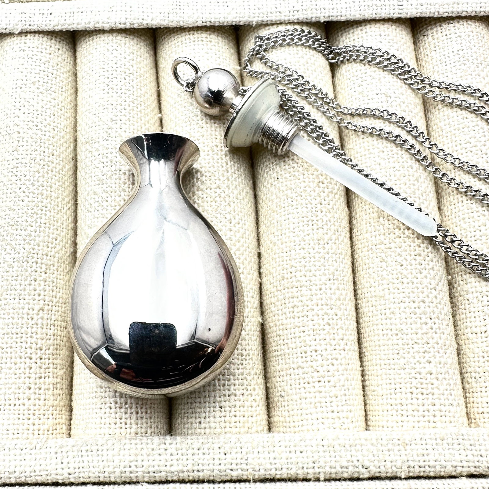 Vintage Silver Tone Perfume Bottle Pendant Necklace 24 Inch Chain: Vintage Silver Tone Perfume Bottle Pendant Necklace 24 Inch Chain