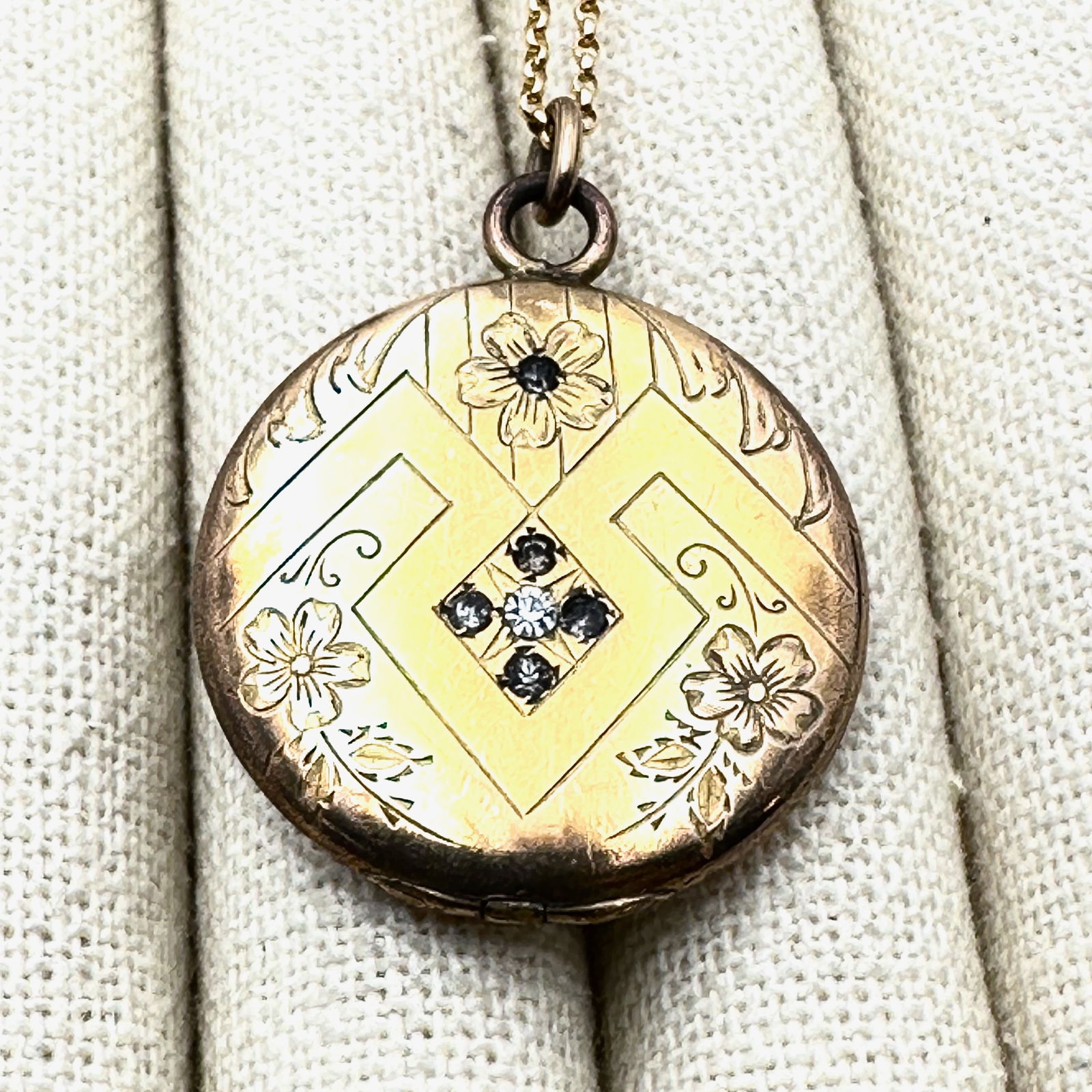 Antique Vintage Gold Filled Round Picture Locket Pendant Necklace 16 Inch Chain (1 of 2)