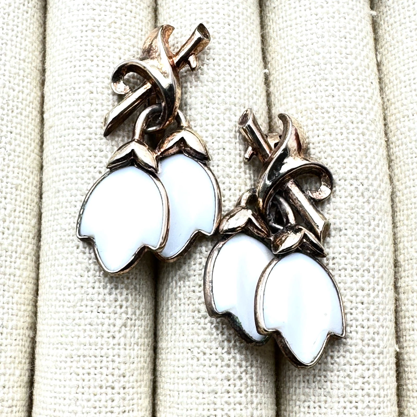 Vintage Trifari White Milk Glass Gold Tone Clip Earrings 1.5 Inch: Vintage Trifari White Milk Glass Gold Tone Clip Earrings 1.5 Inch