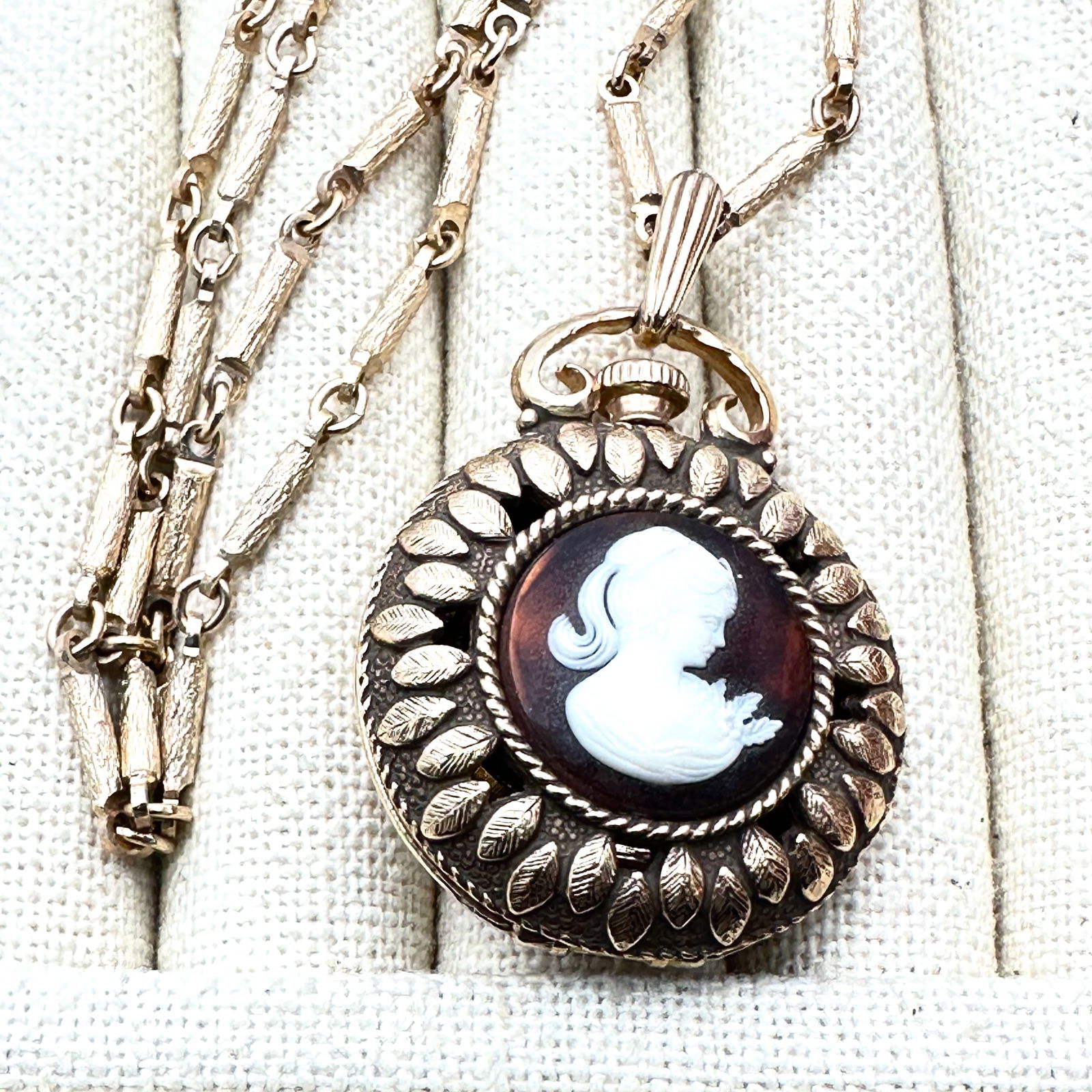 Vintage Cameo Gold tone Locket Pendant Necklace 22 Inch Chain: Vintage Cameo Gold tone Locket Pendant Necklace 22 Inch Chain