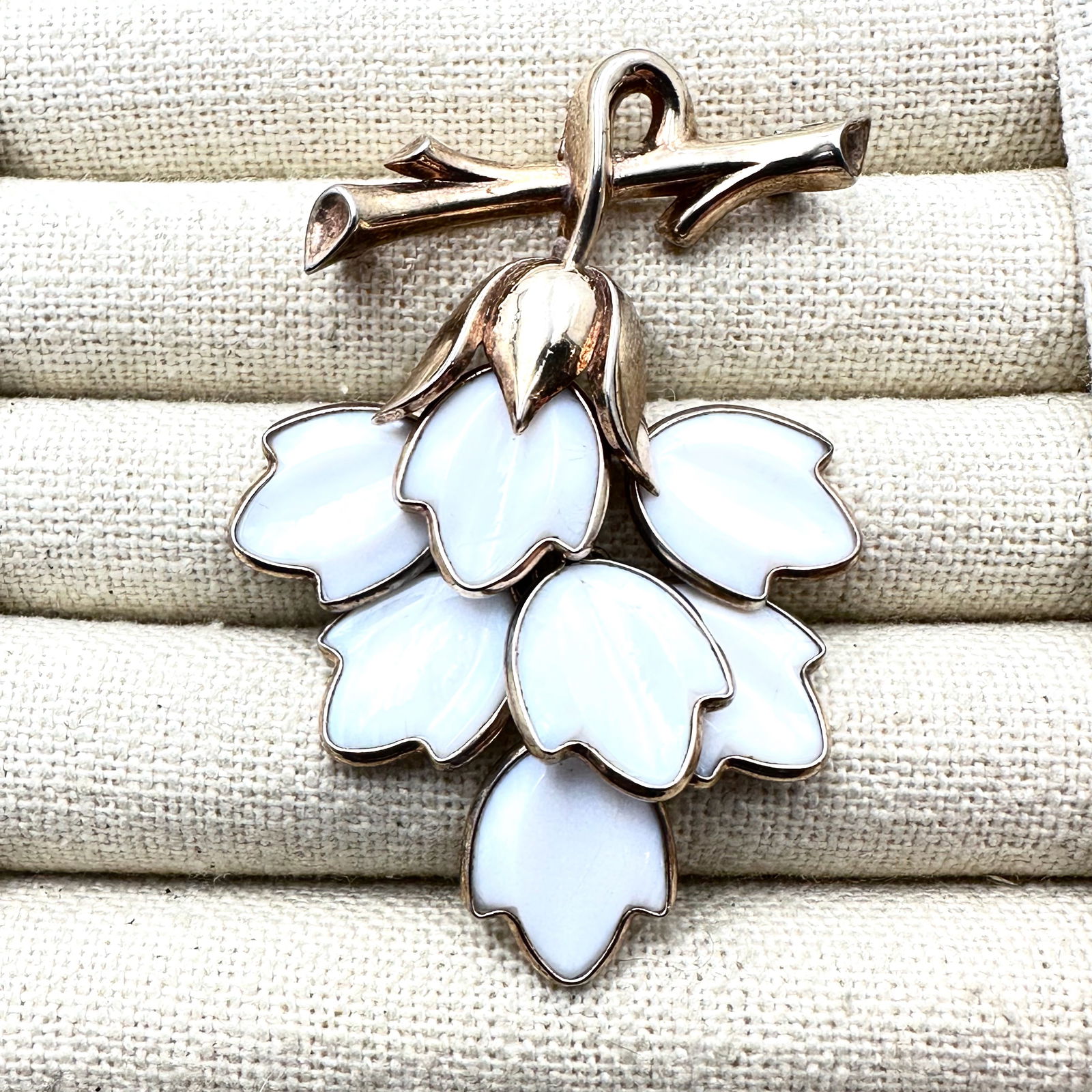 Vintage Trifari White Milk Glass Gold Tone Pin Brooch 2.5 Inch: Vintage Trifari White Milk Glass Gold Tone Pin Brooch 2.5 Inch